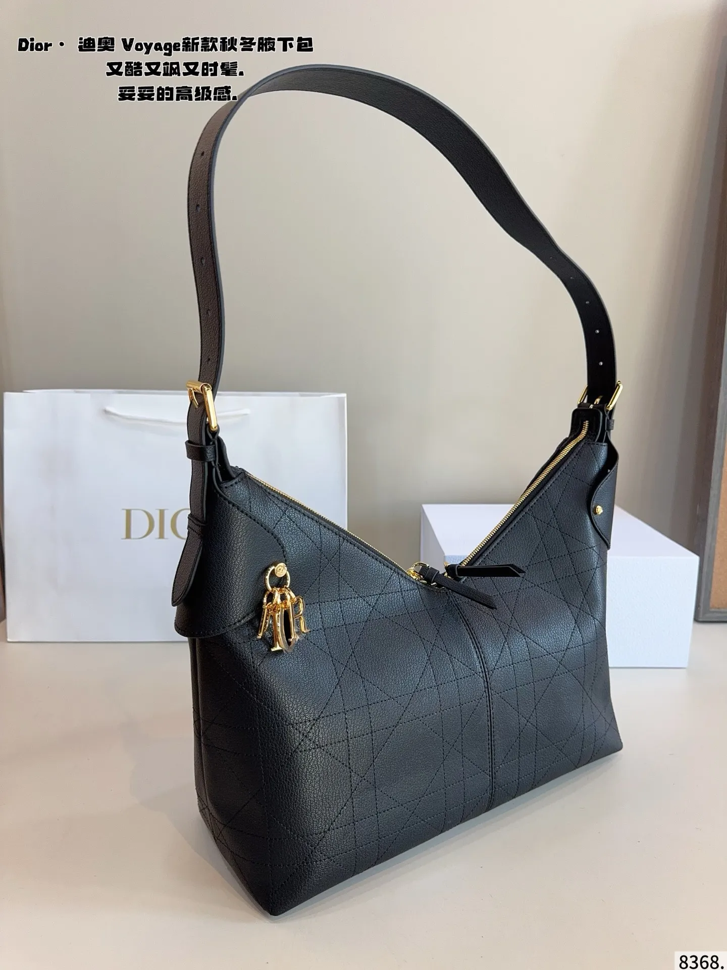p210 又发现新款啦🤩Dior Voyage秋冬系列腋下包 又是一个迪奥新款腋下包，直接击中心巴上[哇R] 自带松弛感，包形柔软又随意～ 复古的粒面牛皮，经典藤纹格，双拉链设计～ 整体高级又时髦，精致感满满的字母吊坠～ 细节非常到位，超大的容量，自用很轻便哇 背上身满满的松弛感哇尺寸：36*13*29cm
