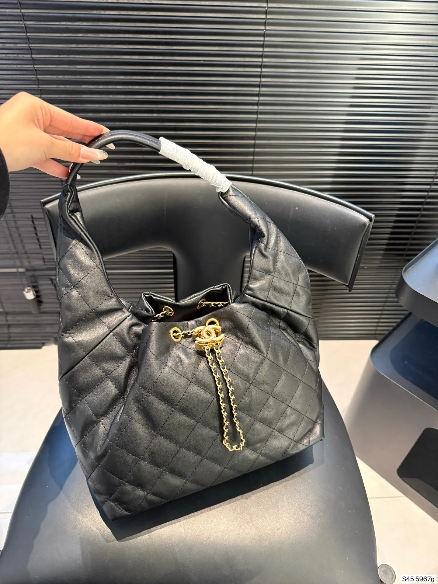 P275 香奈儿新款hobo✅行情早知道🔑少见的推荐 香奈儿2025年推出了全新的Hobo包金属双C扣和链条肩带等设计细节,结合复古与现代元素,成为备受期待的new girl。 尺寸27 21 货号5967