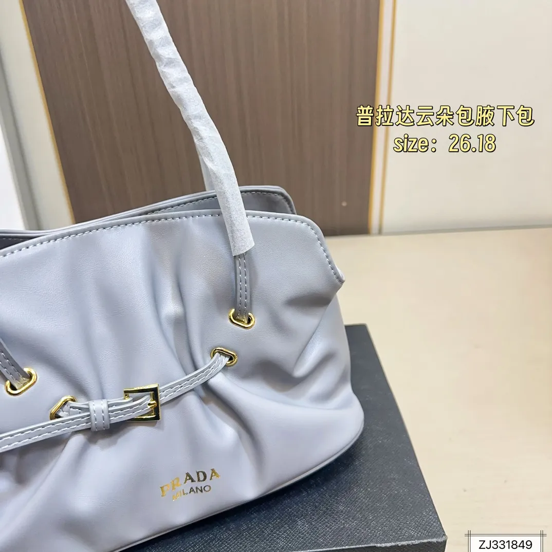 💰165 折叠盒 尺寸26×18 Prada 普拉达 Dada腋下包 因蓬松柔软的外形被称为“云朵包”,触感细腻。细长饰带束出自然褶皱,展现松弛高级的“Raw Glamour”风格。磁吸扣设计,容量可观,适合通勤或约会,轻松搭配各种穿搭,时髦又实用
