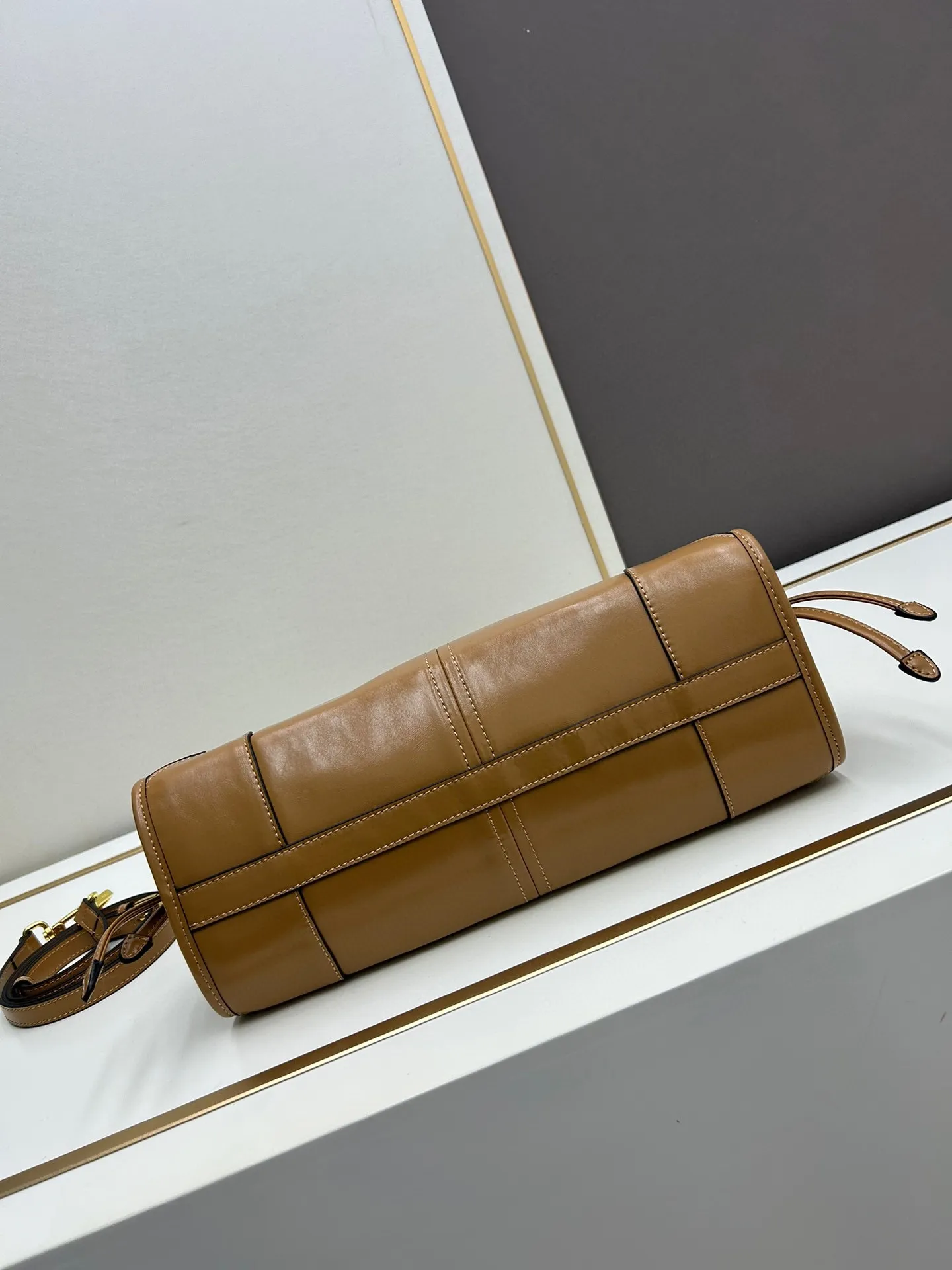 大号💰288包邮‼️ 小号💰258包邮‼️ Prad* Solf lux 手提斜挎包 秋冬爆款油蜡皮系列 黑金配色真是时髦精必备，复古风拿捏恰到好处，氛围感十足，油皮质感，上手很輕 以纯黑色为主体，黑金三角小铭牌点缀在包上，随性而不失精致 真是太好。型号:BG446 大号尺寸：底长38x高25x宽13cm 小号尺寸:底长32x高15x宽12cm