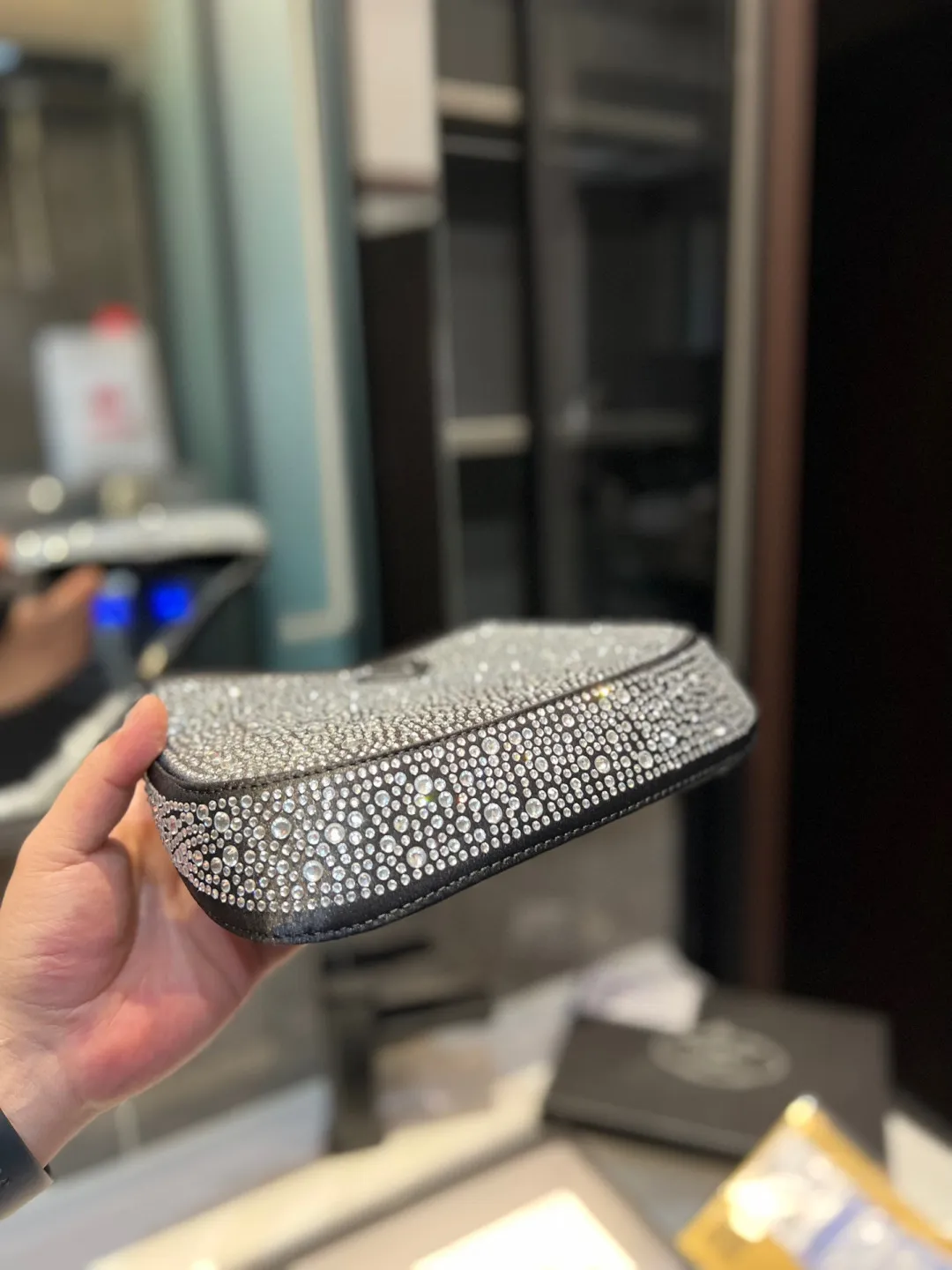 ❤️p135(礼盒包装)❤️ 普拉达腋下钻包 今年真的太流行中古腋下包了 一款sportsexy风格包包🤞🏿 超级喜欢它简单有质感的设计,上身性感而帅气,很能装而且方便啊! 无敌时髦洋气~x尺寸:24*5*16