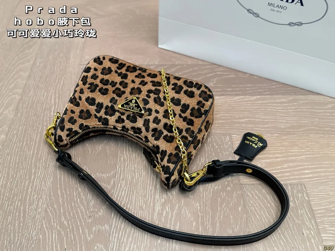 &yen;130 普拉达hobo腋下包 Prada如影随形 充满了不一样的帅气感 甜酷辣妹穿搭必备 尺寸 22 12