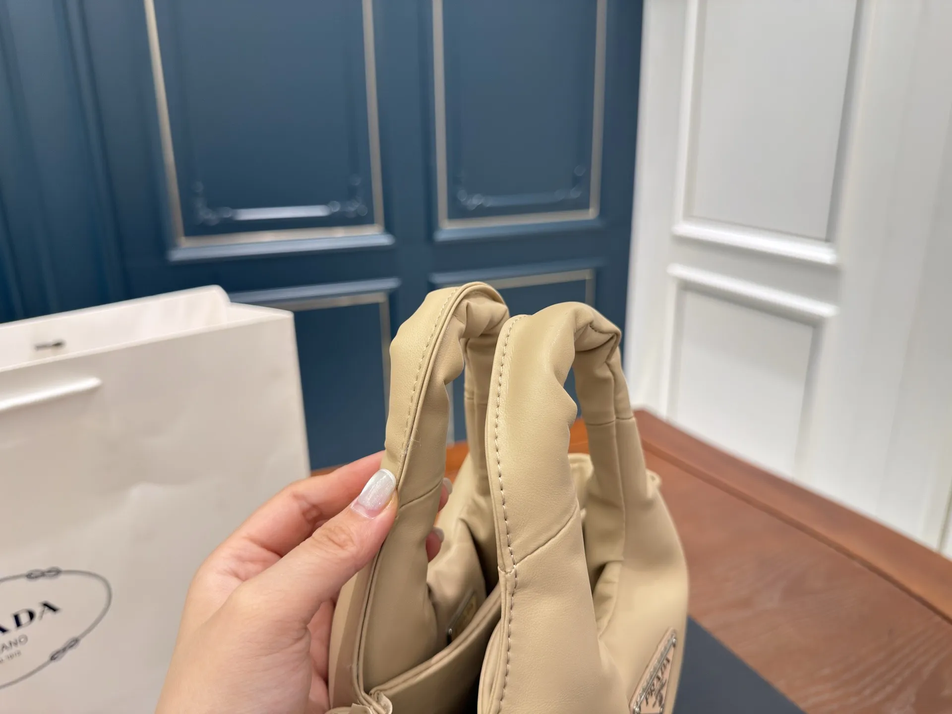 （折叠盒⚠️）p170 Prada洋气单品 普拉达菜篮子包 这个系列将是Prada接下来一整季的主打款式。Prada 手袋的曲线型设计分外醒目，当手包很优雅，时尚百搭！打麻将逛街也很轻便哦！尺寸 17 15