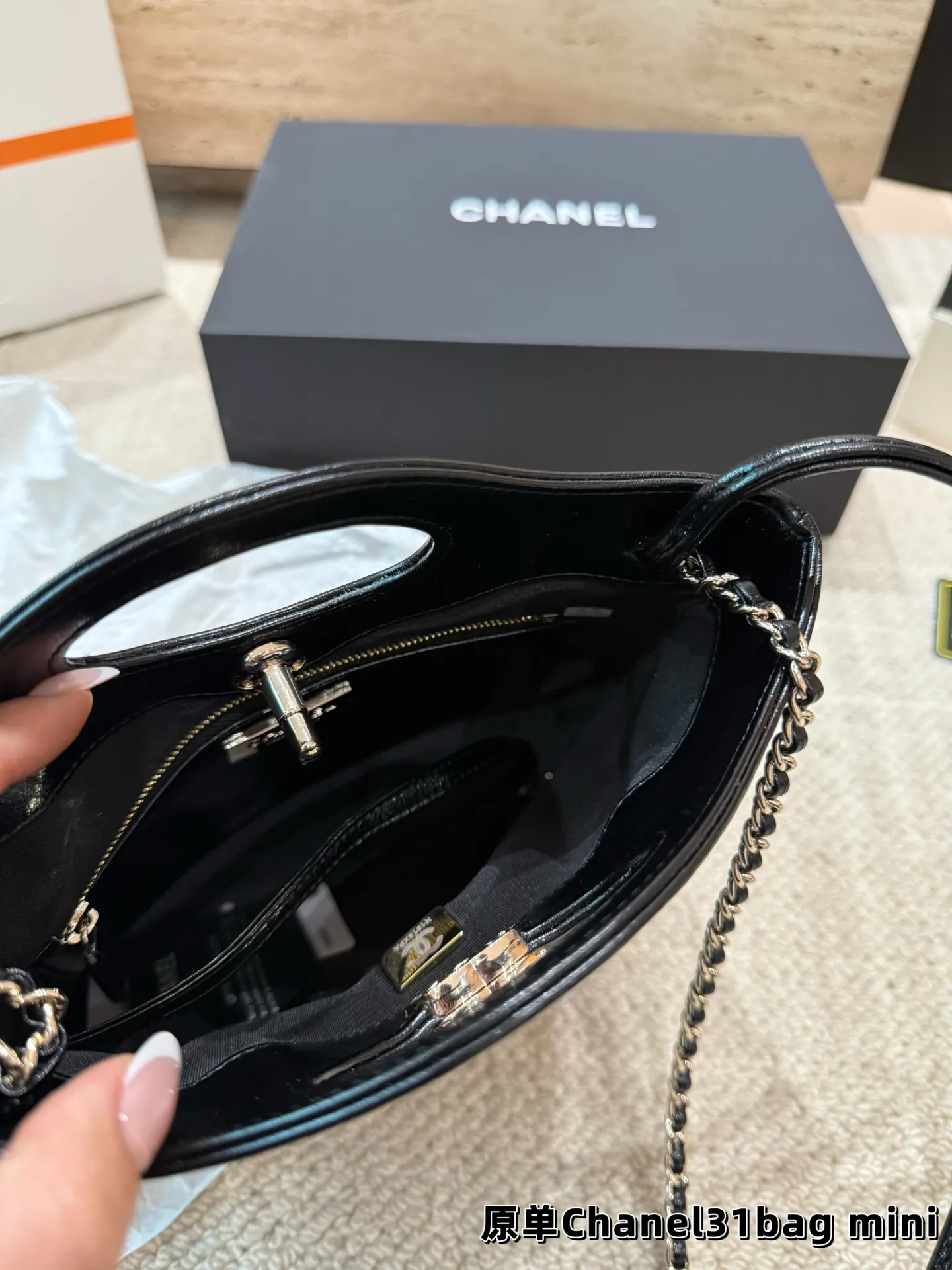 P160 香奈儿 Chanel 31bag mini 这种独具设计感的经典款很难见到的哇~ 这种颜值的美包简直是遇到了就必背的存在 相比较以前的中古来说~新款的设计更具流畅~更具优雅格调 全套包装 尺寸23.19