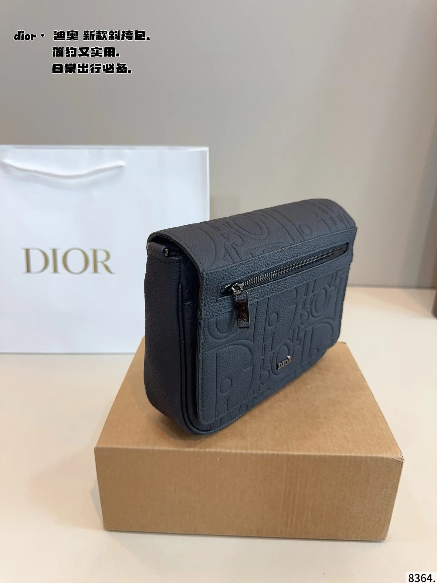 p155配礼盒🎁 Dior/迪奥 新款 男包系列的邮差包实在帅la~ 简单有质感的设计对于日常即使不爱穿搭的男生都很友好 基础款搭配起来也能提升整体时髦度实用又很高级 尺寸 ：23*6*18cm