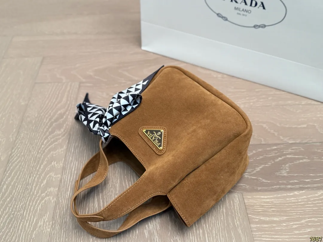 ¥145/¥140 普拉达 PRADA 手提托特包独特设计时尚又经典 超级百搭 日常通勤皆可 上身又A又飒 尺寸24 20/17 15