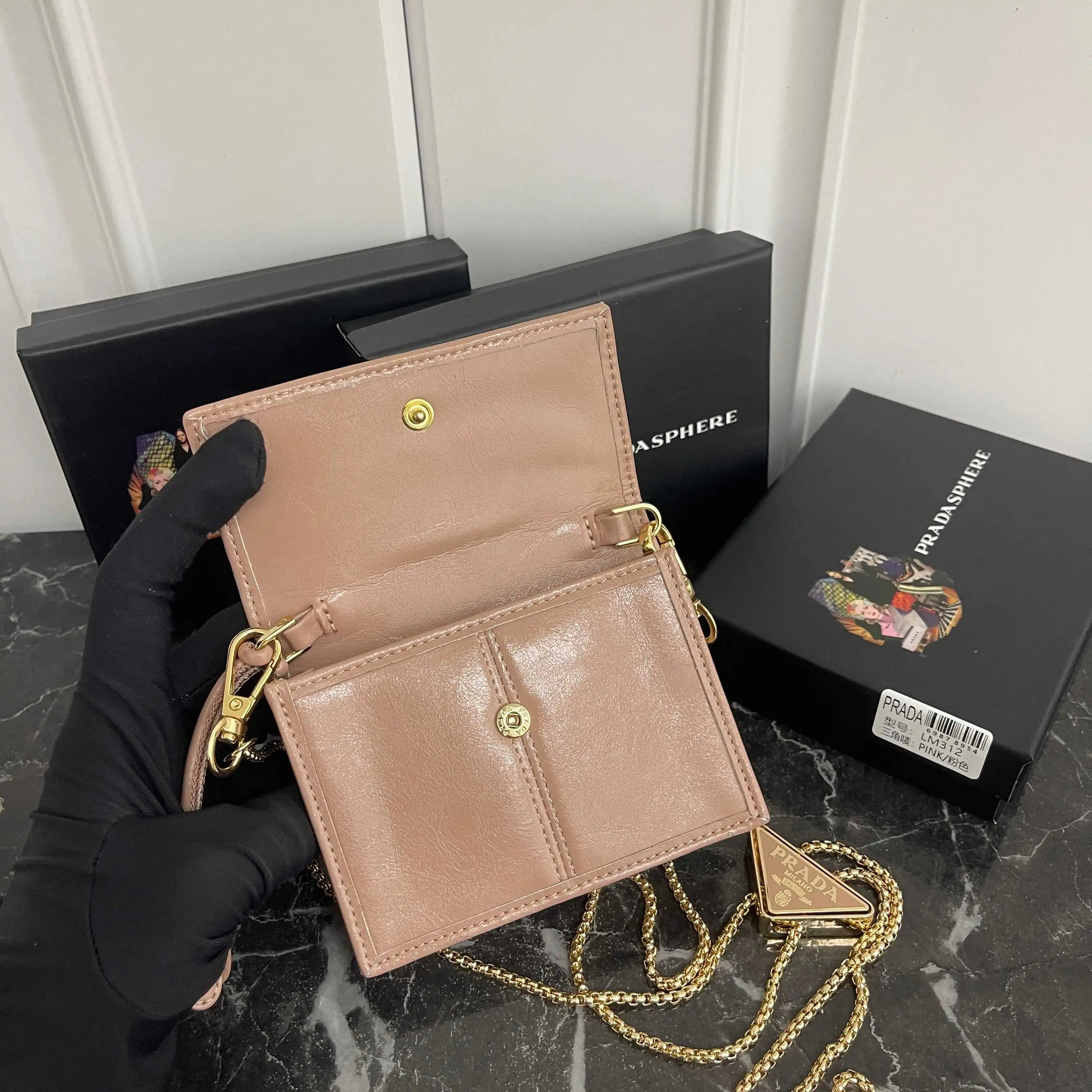 💰115包邮❗ PRADA普拉达 油腊皮珐琅金属三角形标志按扣开合 皮革 卡包 常规 女款 编号312 颜色黑色，粉色，灰色