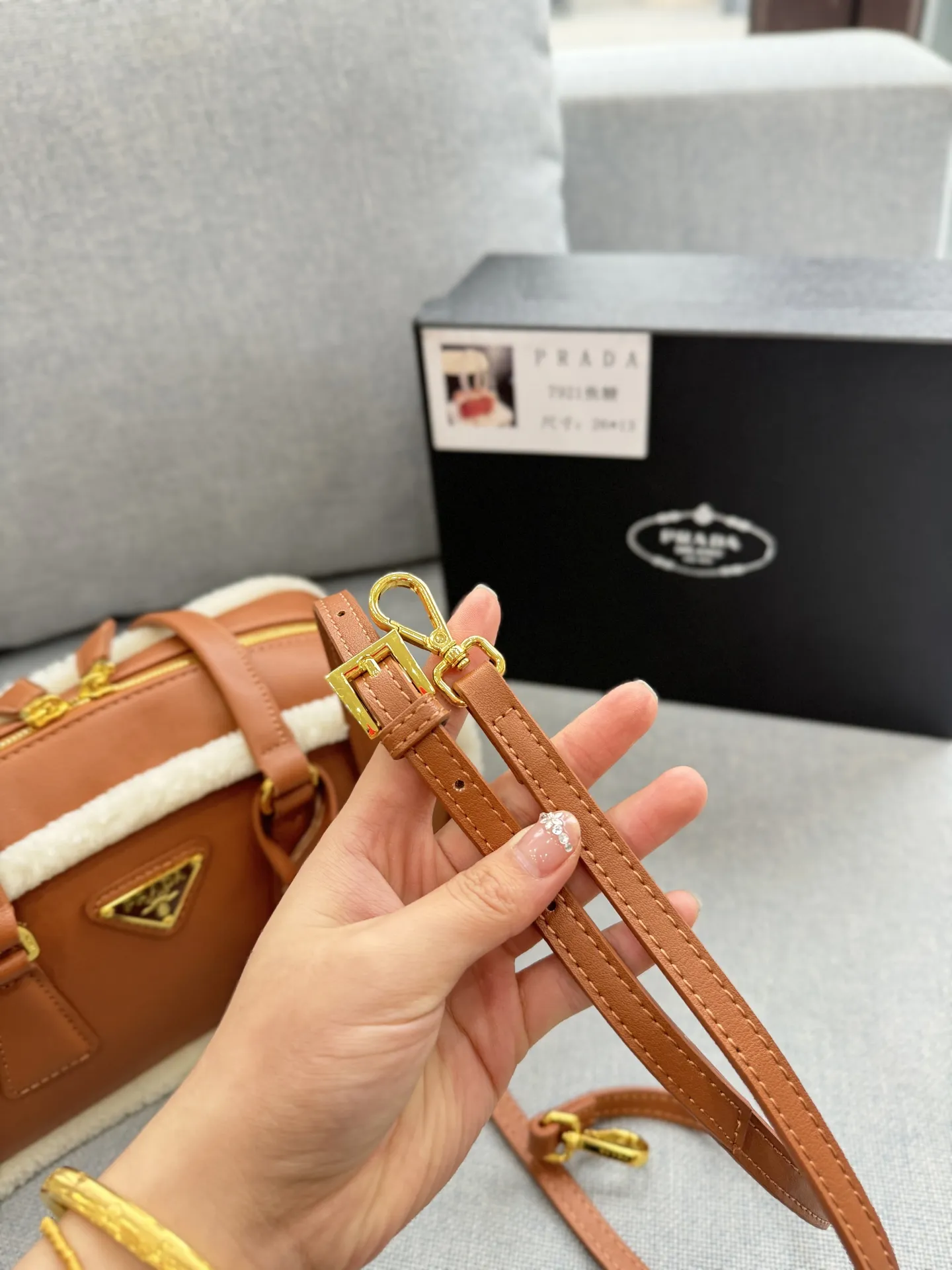 💰150 天地盖 size:28×15 PRADA普拉达 腋下包 手提单肩包 皮质手感柔软细腻,自带淡淡的皮香味,巧妙融合多种元素,呈现出独特而时尚的美学风格, 简约又有质感~