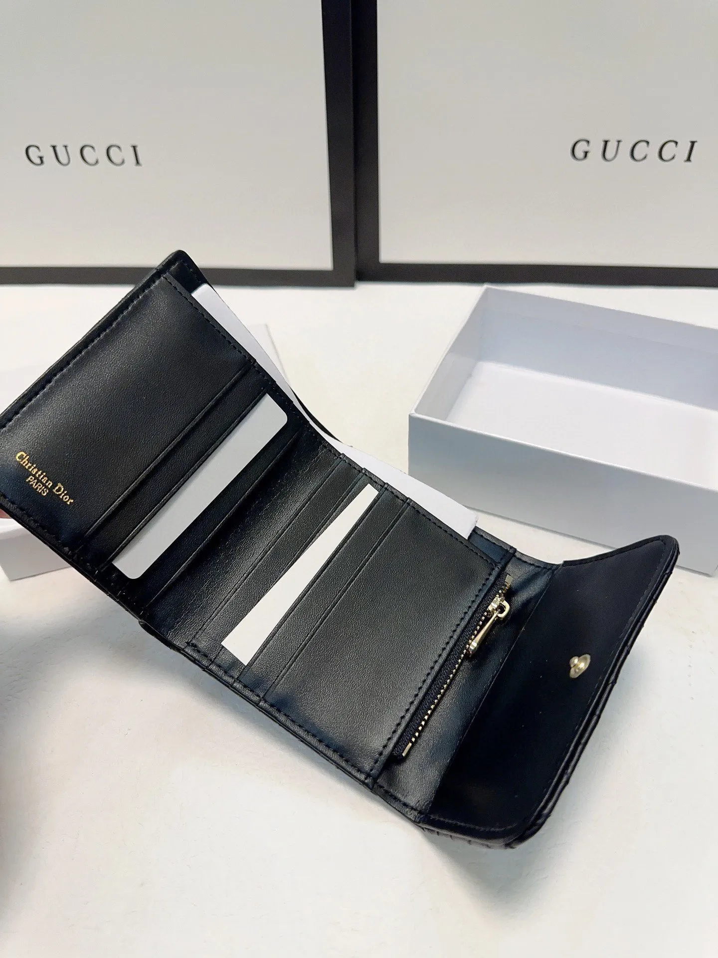 P85🎀🎀颜色 黑🎀尺寸 11x10🎀迪奥专柜同步👏时尚钱包，优质小羊皮👍🏻高档古铜五金配件，内阁丰富，超级实用❗️现货高品质[得意]