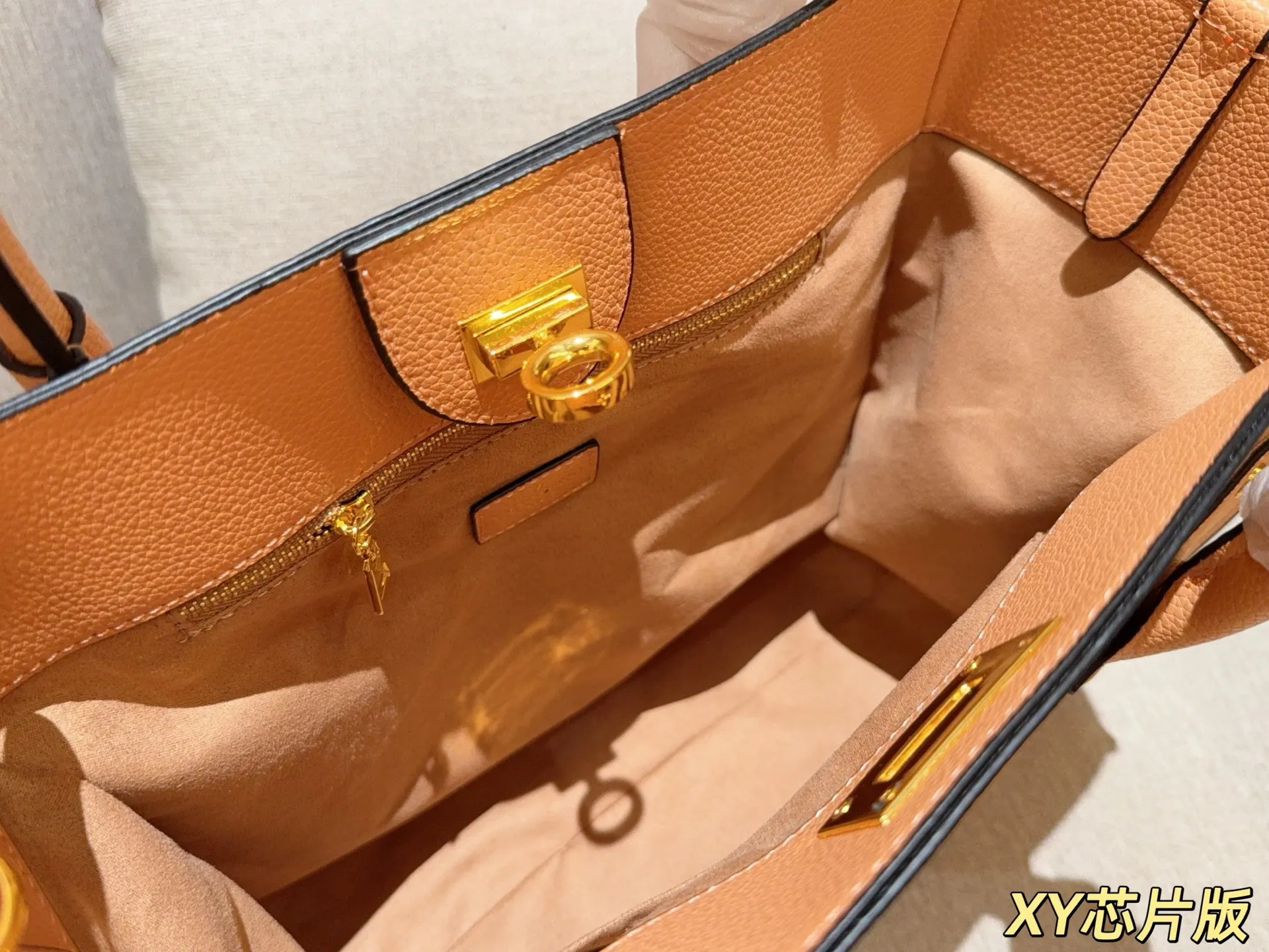 💰175 无盒 芯片版 Lv路易威登 新品on my side手提单肩斜挎包~ 尺寸:30×26×13