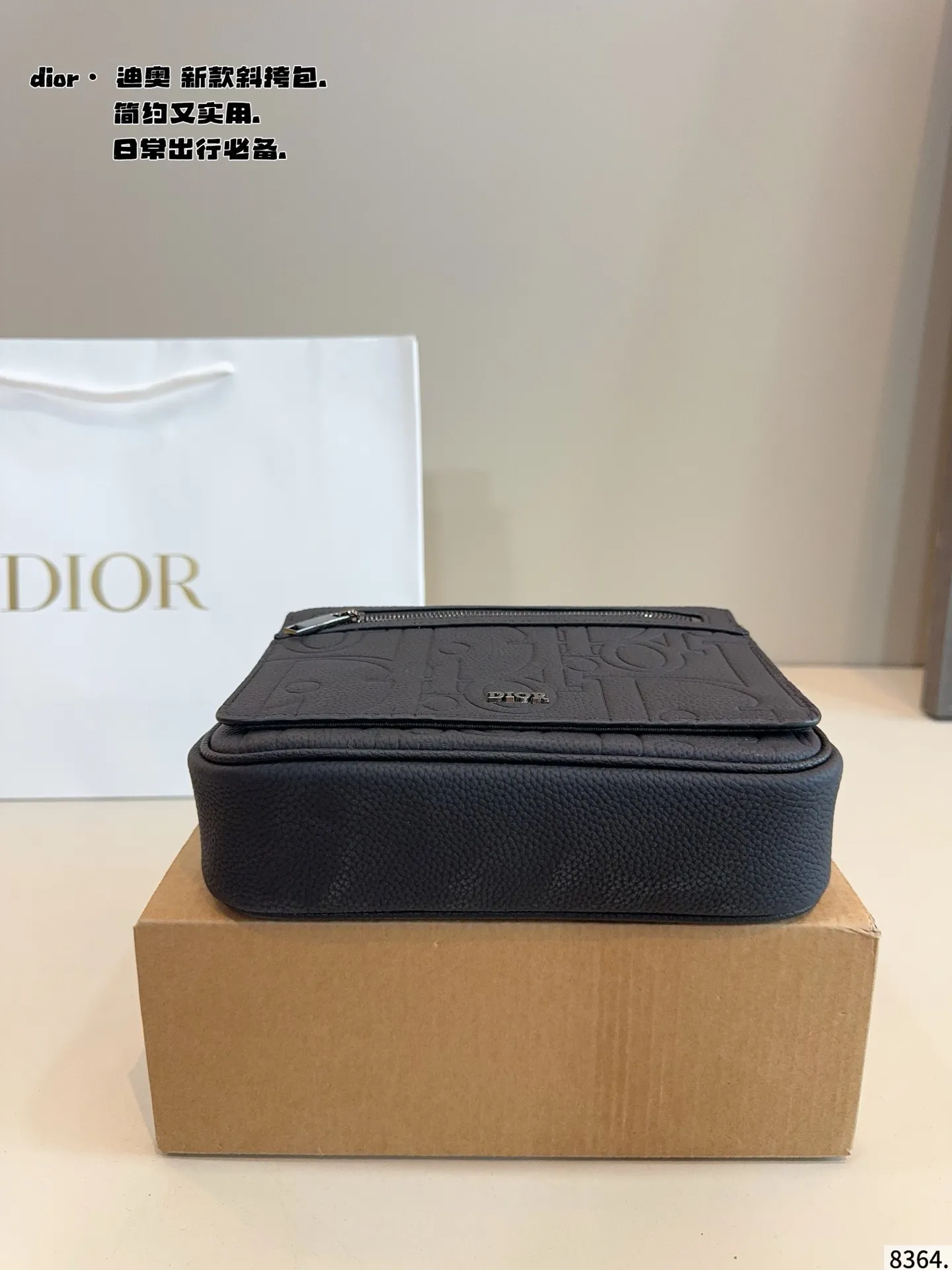 p155配礼盒🎁 Dior/迪奥 新款 男包系列的邮差包实在帅la~ 简单有质感的设计对于日常即使不爱穿搭的男生都很友好 基础款搭配起来也能提升整体时髦度实用又很高级 尺寸 ：23*6*18cm