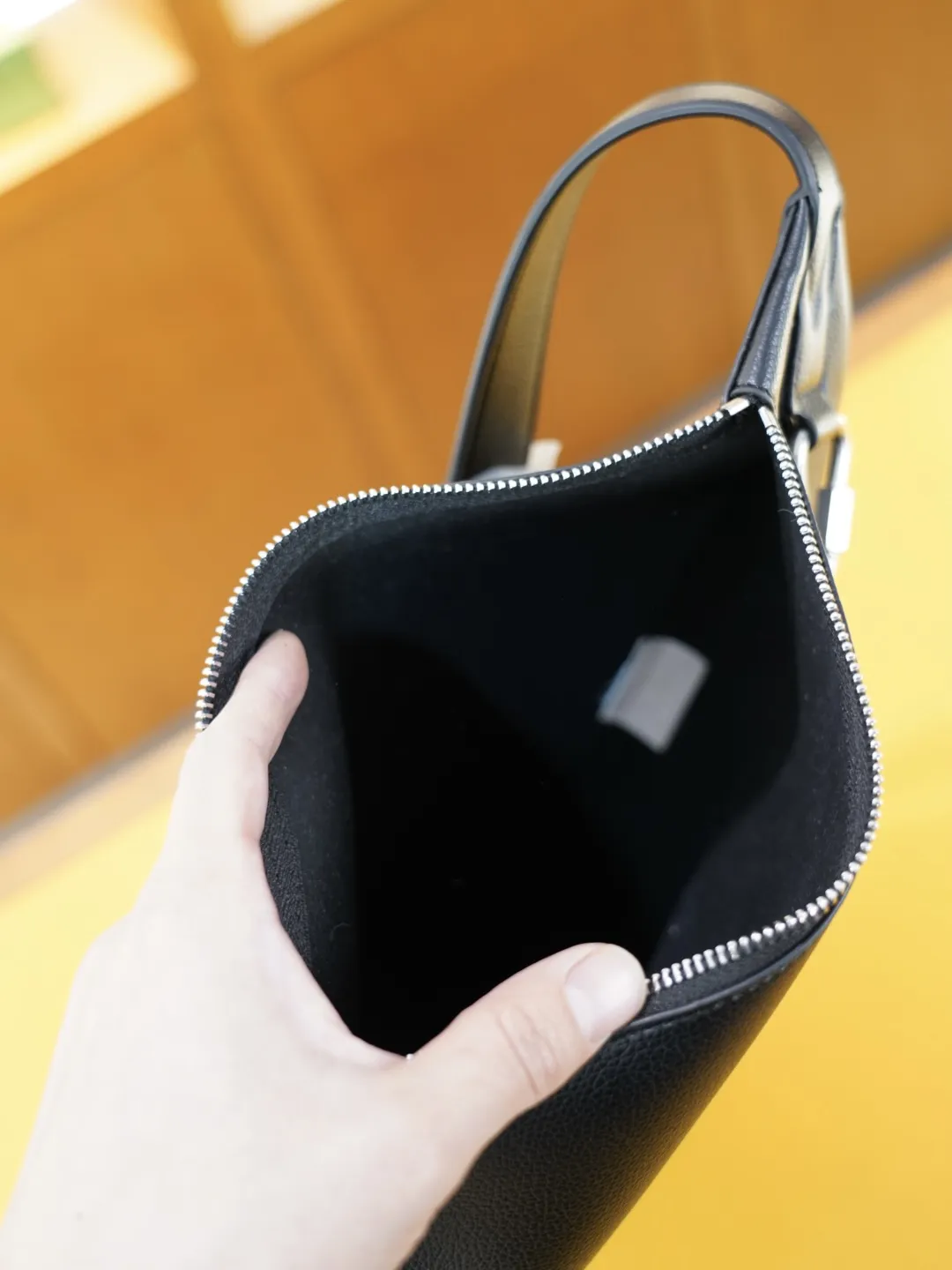 P115 🇮🇹 普拉达 官网同步 高版本 胸包 永恒不过时的标志性产品 纯原单牛皮 顶级五金制作 非市面普通版本 今年PRADA最爱的款式 全部实拍 实用性非常高 完全不用担心穿搭 【规格:30x35x5】