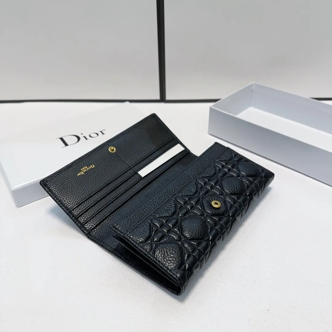 P95🎀🎀颜色 黑🎀尺寸 19x10🎀迪奥👏时尚钱包 🎃🎃头层牛皮压花🐂内阁超丰富👍女士专属🔥现货