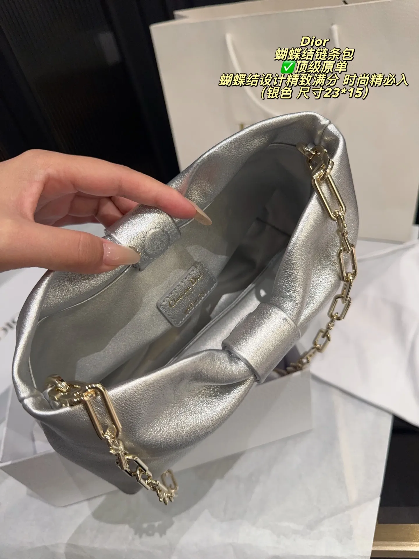 ✅顶级原单P250配盒⚠️尺寸23*15 Dior 迪奥蝴蝶结链条包 黑色粒面牛皮+金色链条,优雅又现代 。正面“Dior”标志超有辨识度,蝴蝶结设计精致满分!尺寸适中,日常通勤、晚宴都能轻松驾驭,手提or斜挎都很百搭~链条细节提升质感,实用又时髦,是Dior经典系列热门单品,时尚达人必入!