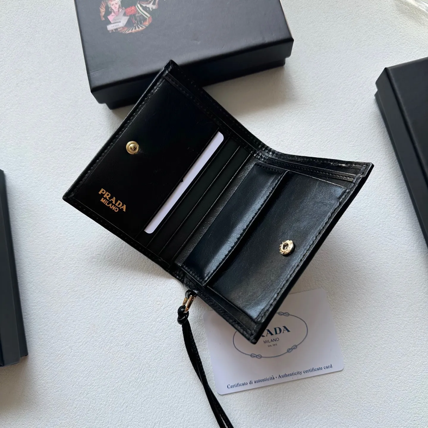 p95🎀🎀颜色 黑 灰 粉🎀尺寸 11x10🎀普拉达👏时尚钱包,优质油蜡牛皮👍🏻高档五金配件,内阁丰富,超级实用❗️现货高品质!