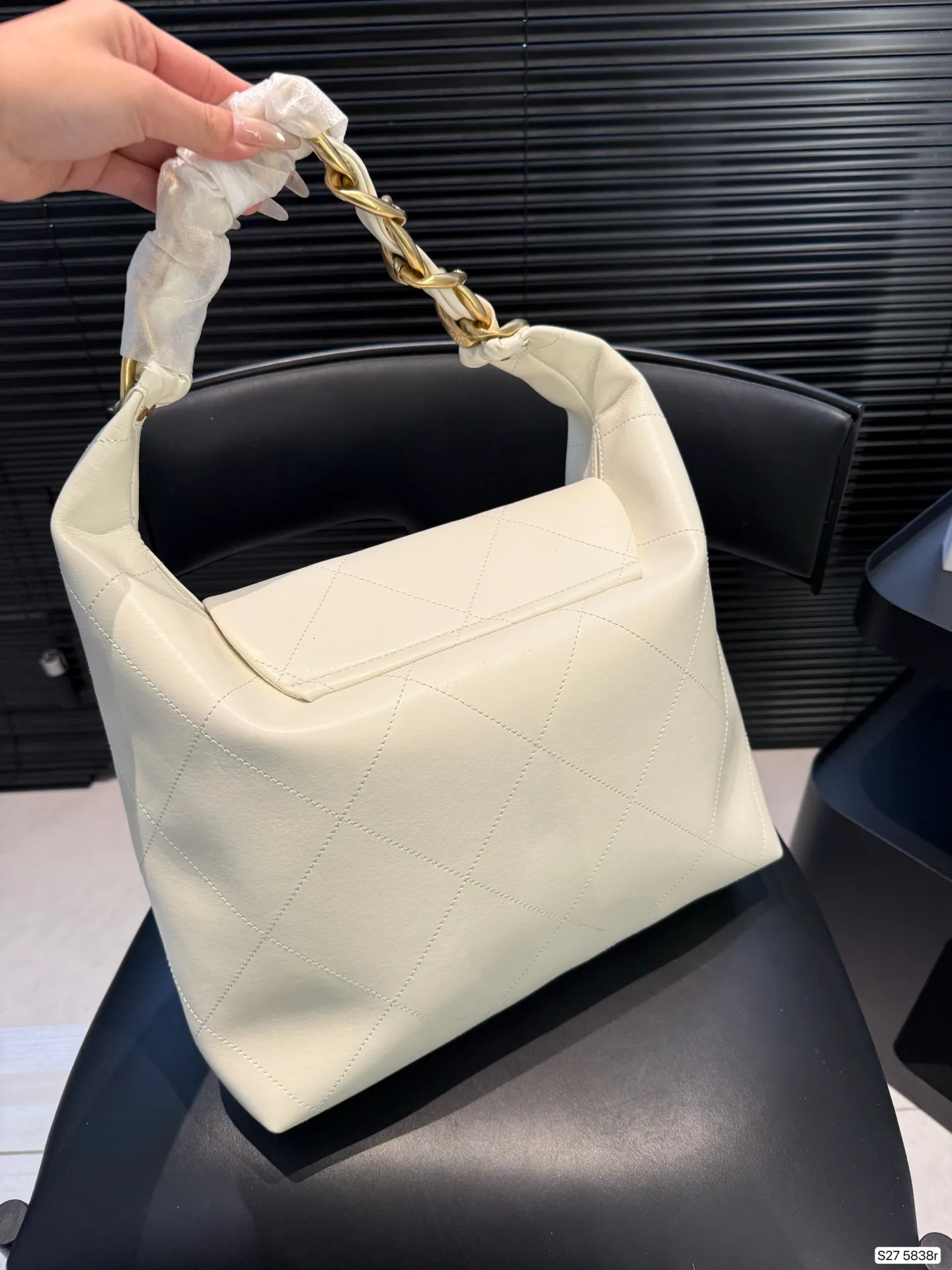 P185 Chanel奶白编织链包｜是仙女包没错了 谁能拒绝奶白色的温柔暴击⁉️ 香奈儿这系列把优雅刻进了DNA 日常通勤、出街都能搭 菱格纹+编织金属链手柄 奶白色皮质干净又高级 金色双C扣精致感拉满，温柔又大气 尺寸32 27 货号5838