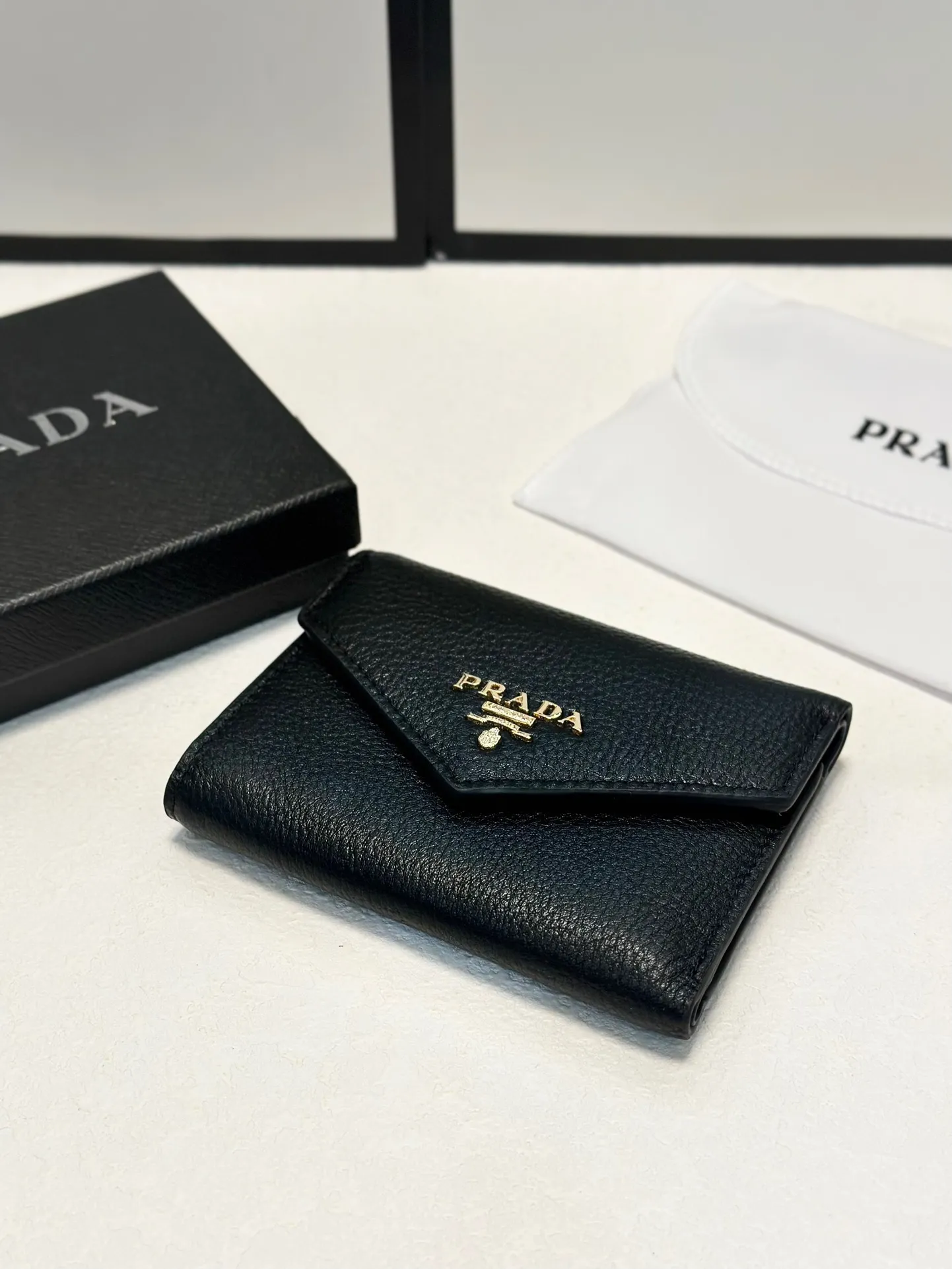P95🎀🎀颜色 黑🎀尺寸 11x10🎀普拉达👏时尚钱包，优质牛皮👍🏻高档五金配件，内阁丰富，超级实用❗️现货高品质[得意]