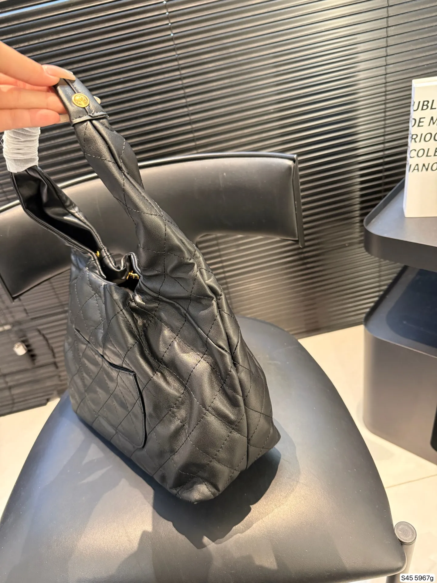 P275 香奈儿新款hobo✅行情早知道🔑少见的推荐 香奈儿2025年推出了全新的Hobo包金属双C扣和链条肩带等设计细节，结合复古与现代元素，成为备受期待的new girl。 尺寸27 21 货号5967