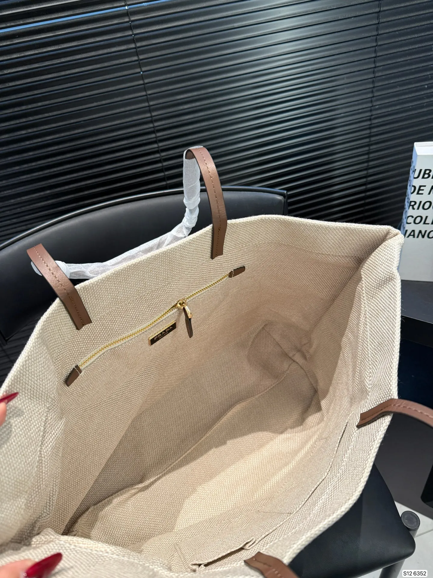 P110 Prada普拉达牛仔托特包 容量充裕,搭配便捷的大开口 质感柔软的面料勾勒出时尚简约之美 尺寸38 30 货号6352