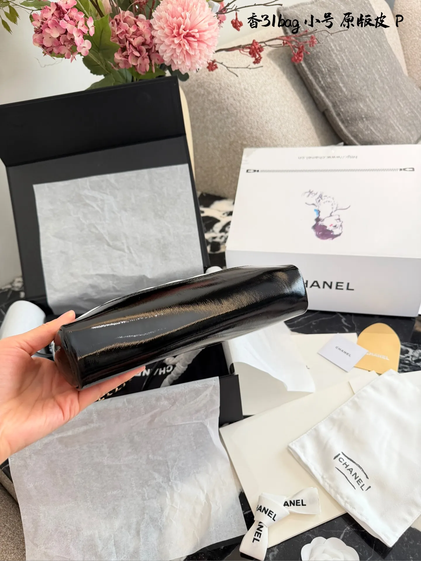 p200 香奈儿Mini31Bag熊猫色 牛皮 Q3香奈儿Mini 31 Bag熊猫色,黑白拼接超经典,漆皮+菱格纹设计,淡金色五金超有质感十。22x23x5.5cm 22x23x5.5cm,小巧精致,手提or斜挎都OK,链条肩带多种背法随心切换!旋钮扣设计更安全,容量虽小但手机钥匙都能装下,通勤出行都很适合。复古时髦,百搭不挑人,是香奈儿热门爆款之一!