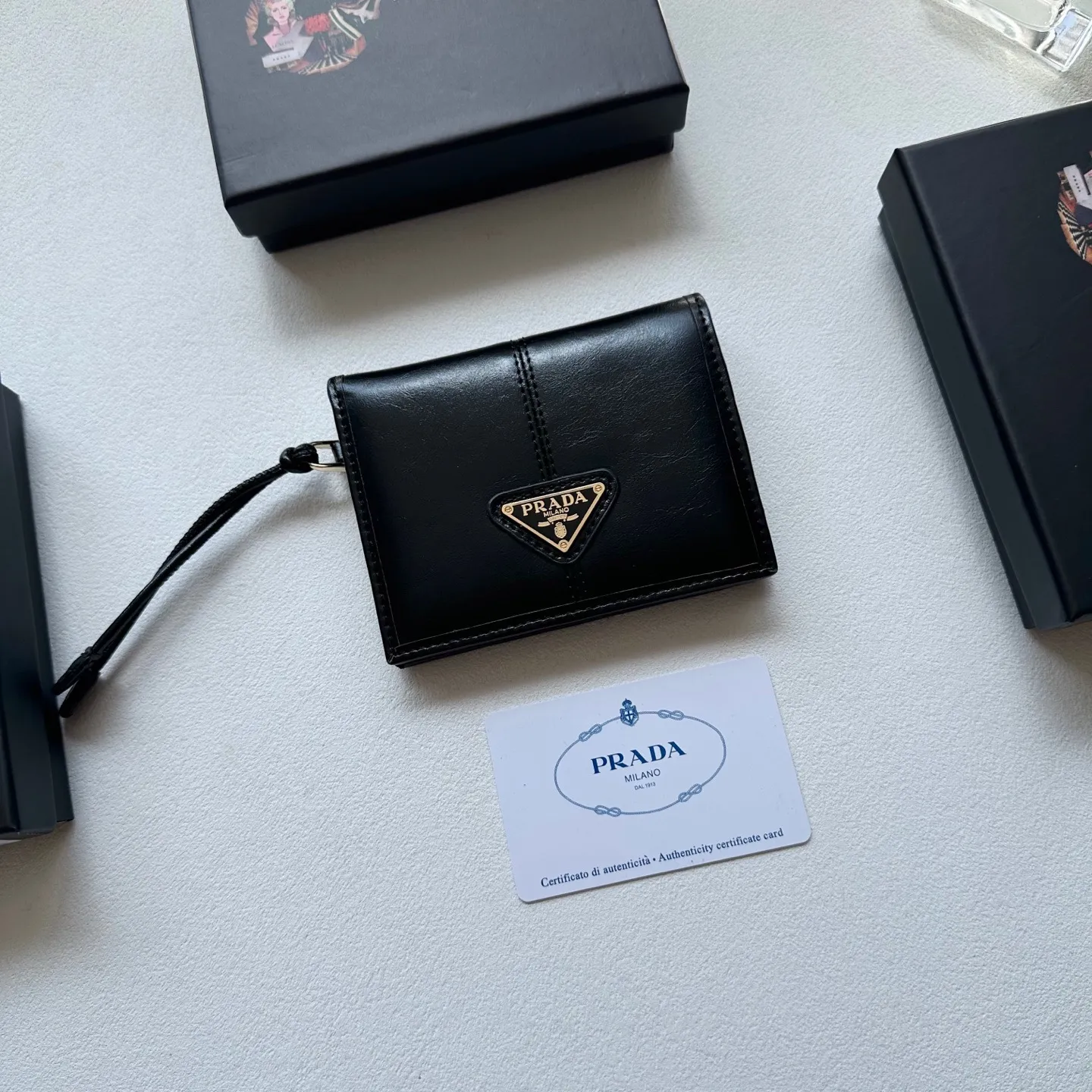p95🎀🎀颜色 黑 灰 粉🎀尺寸 11x10🎀普拉达👏时尚钱包,优质油蜡牛皮👍🏻高档五金配件,内阁丰富,超级实用❗️现货高品质!