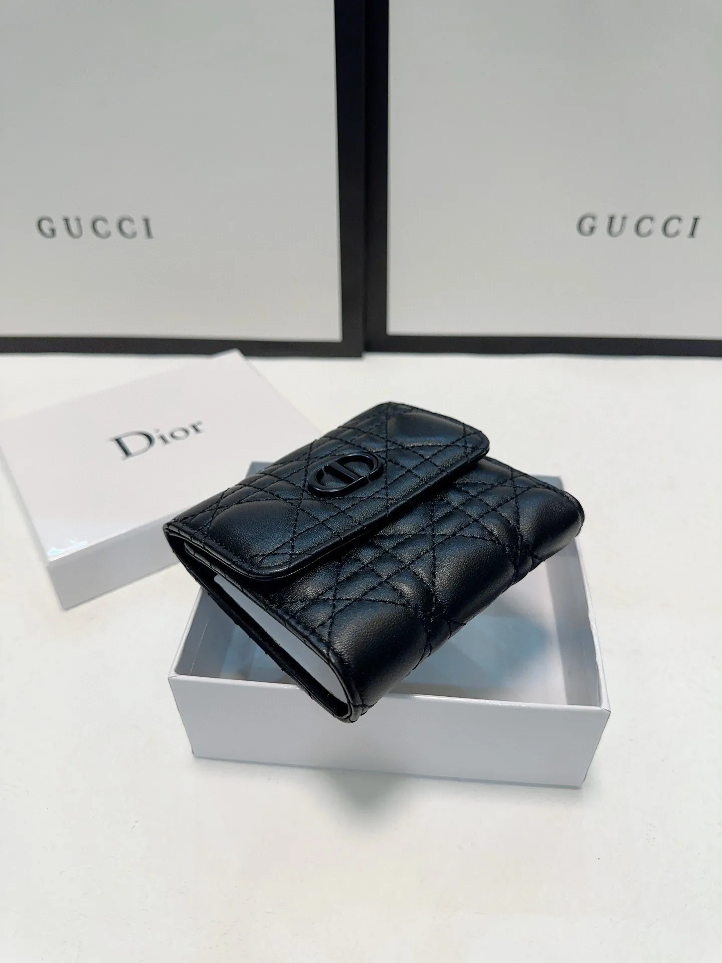 P85🎀🎀颜色 黑🎀尺寸 11x10🎀迪奥专柜同步👏时尚钱包，优质小羊皮👍🏻高档古铜五金配件，内阁丰富，超级实用❗️现货高品质[得意]