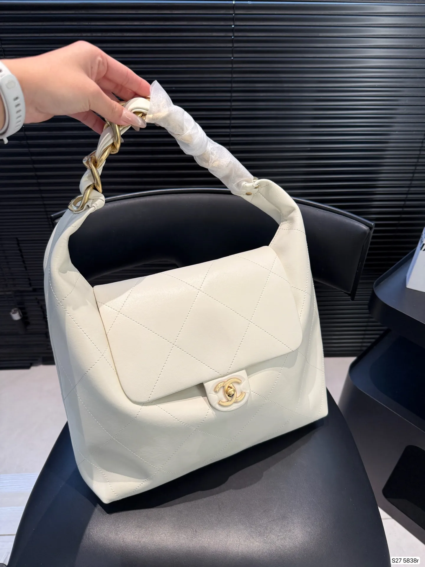 P185 Chanel奶白编织链包｜是仙女包没错了 谁能拒绝奶白色的温柔暴击⁉️ 香奈儿这系列把优雅刻进了DNA 日常通勤、出街都能搭 菱格纹+编织金属链手柄 奶白色皮质干净又高级 金色双C扣精致感拉满，温柔又大气 尺寸32 27 货号5838