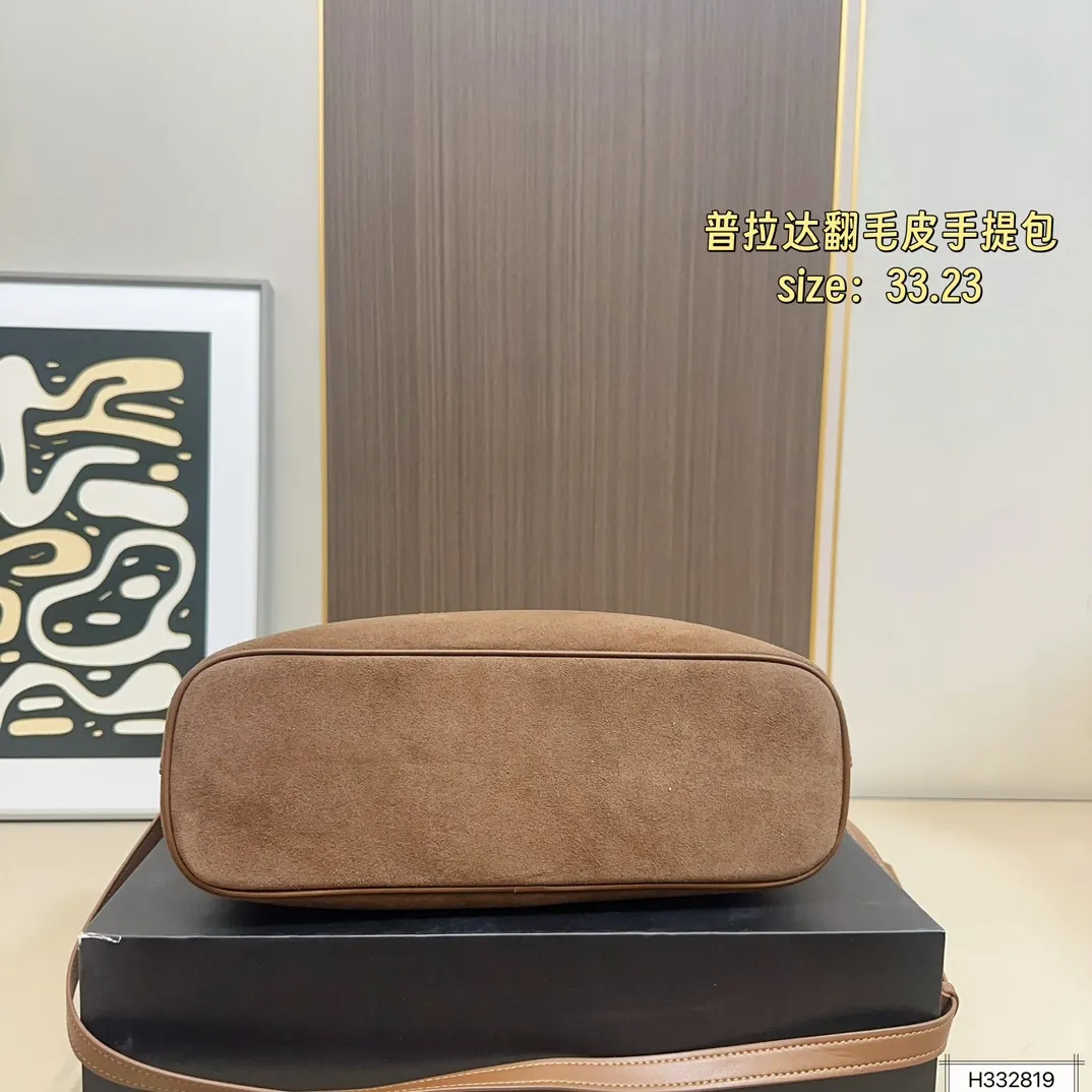 💰235 配盒⚠️尺寸33*23 Prada 普拉达 Buckle翻毛皮手提包 2024春夏系列,采用柔软麂皮,触感细腻,低调哑光质感超有氛围感。标志性金属腰带+三角徽标,辨识度满分!尺寸适中中,通勤休闲都能轻松驾驱。肩带可拆卸调节,手提斜挎随心切换,实用又时髦。简约大气,时尚爱好者必入!