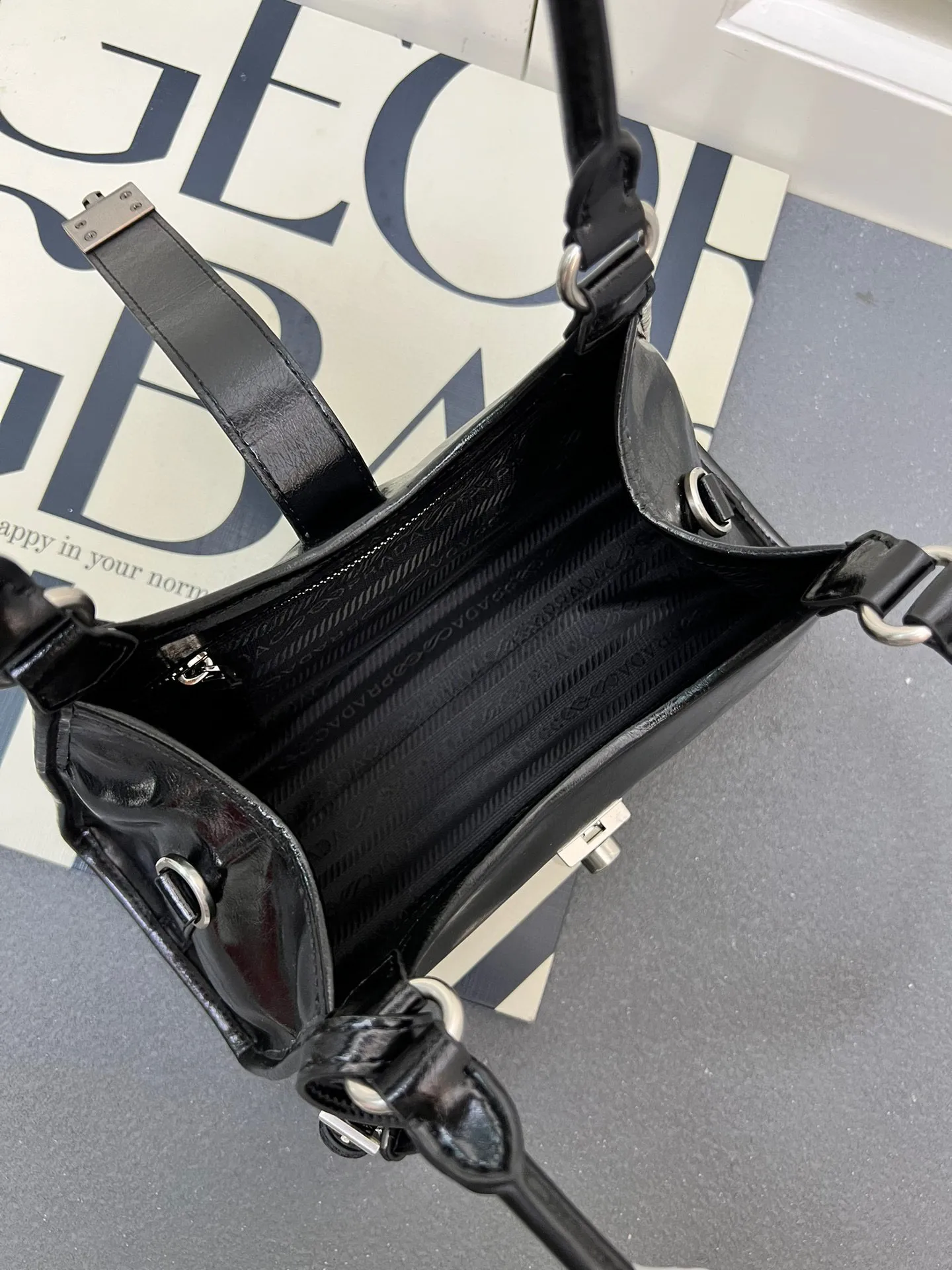 💰248包邮‼️ 🎉新品🎉1BG563春夏新款🎉🎉 这款走秀款采用进口油腊皮,顶级五金,前幅配有插扣锁开合,容量空间大,又可手提又可肩背,上身效果非常大气时尚,喜欢宝宝们,赶紧入手吧🎉🎉 长30.5x高17.5x底9cm