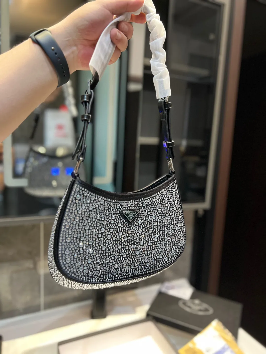 ❤️p135(礼盒包装)❤️ 普拉达腋下钻包 今年真的太流行中古腋下包了 一款sportsexy风格包包🤞🏿 超级喜欢它简单有质感的设计,上身性感而帅气,很能装而且方便啊! 无敌时髦洋气~x尺寸:24*5*16