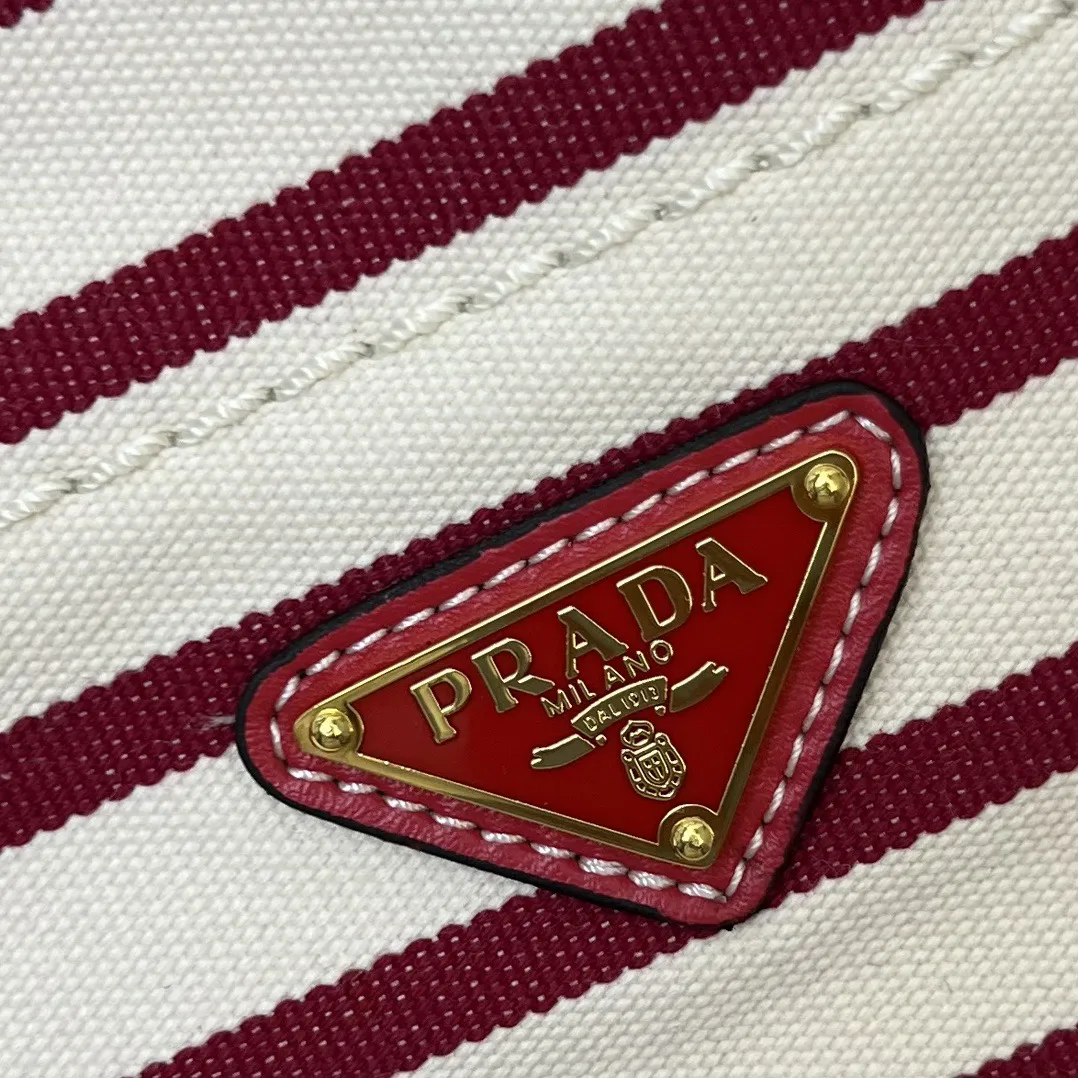 💰210包邮‼️ 🎉新款水桶包🎉1A082走秀款 这款Re-Nylon 手袋的設計采用尼龙面料和小牛皮。獨特的組合添上迷人點綴。滑動式繩索手挽凸顯這款手袋的靈活百搭，方便手提或肩背/斜跨，顶级五金。容量空间大，非常休闲时尚，又是一款永久不过时爆款，宝宝们，赶紧入手吧🎉🎉 长23.5x高28x底16.5cm