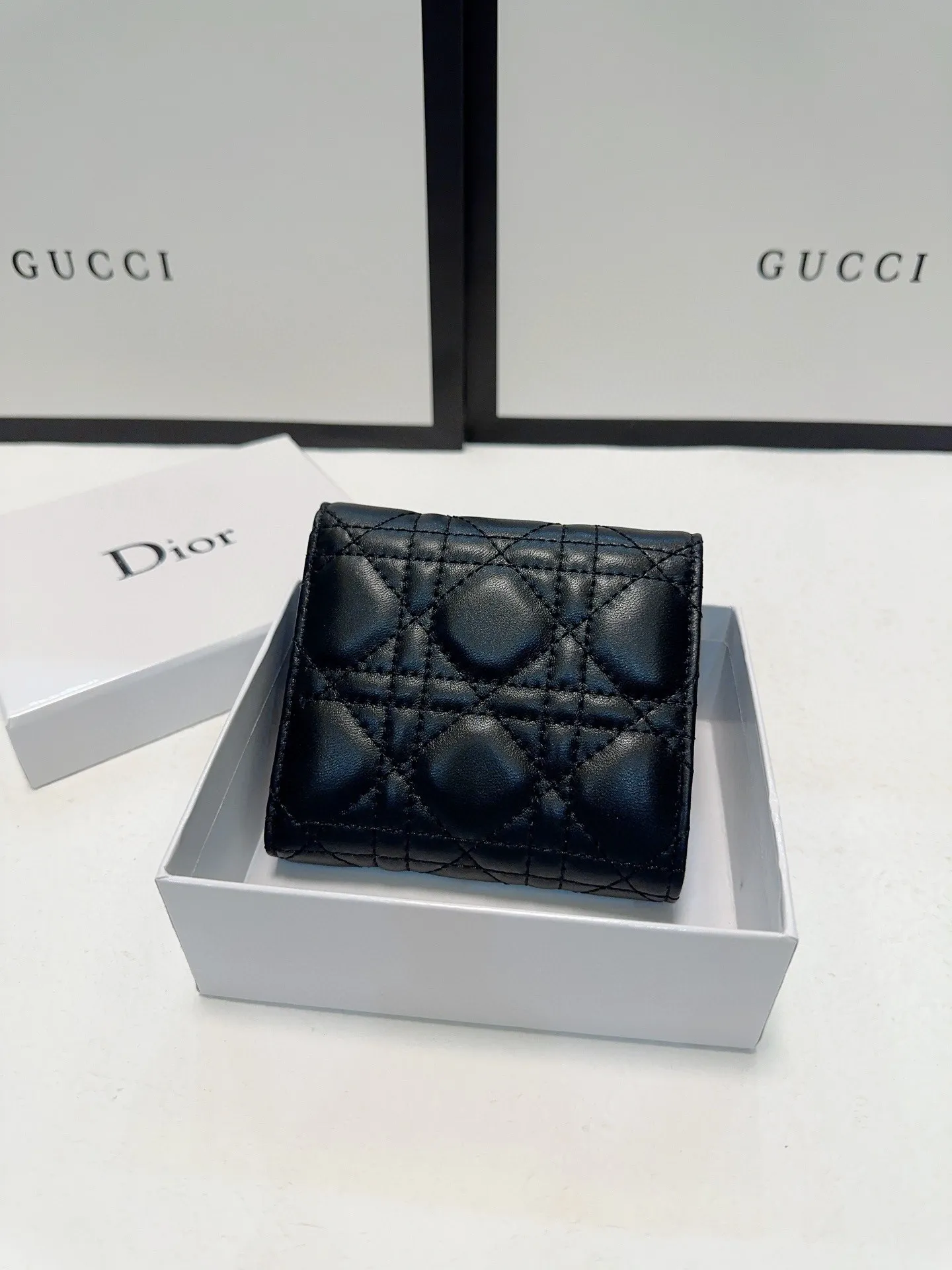 P85🎀🎀颜色 黑🎀尺寸 11x10🎀迪奥专柜同步👏时尚钱包，优质小羊皮👍🏻高档古铜五金配件，内阁丰富，超级实用❗️现货高品质[得意]