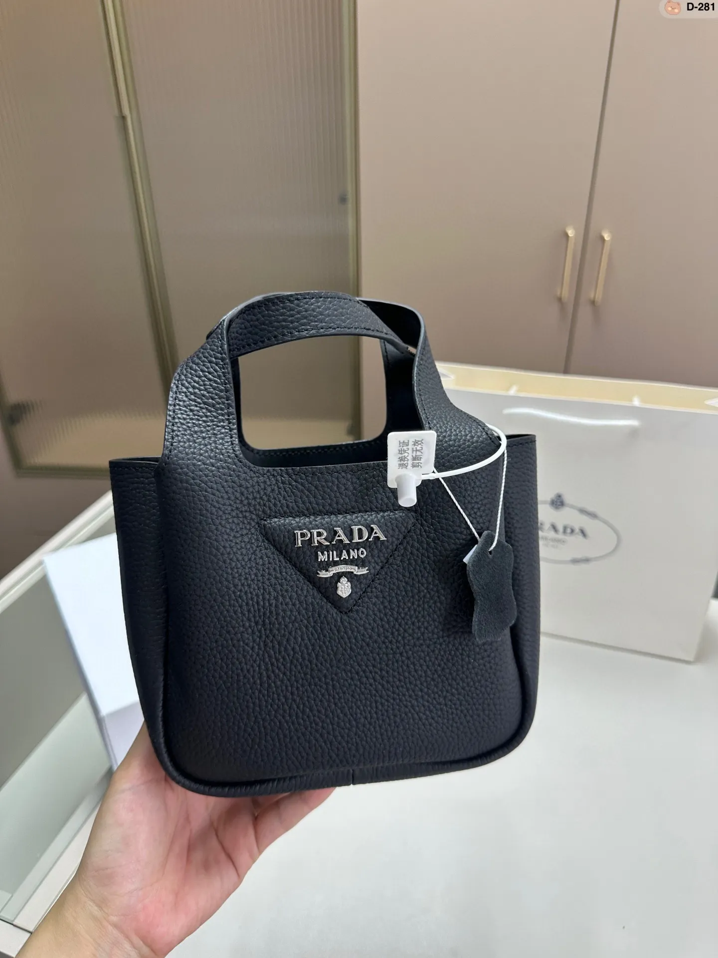 💰p180 普拉达爆款 网红同款 菜篮子 Prada 购物袋牛皮 D-281尺寸18.8.16 折叠盒
