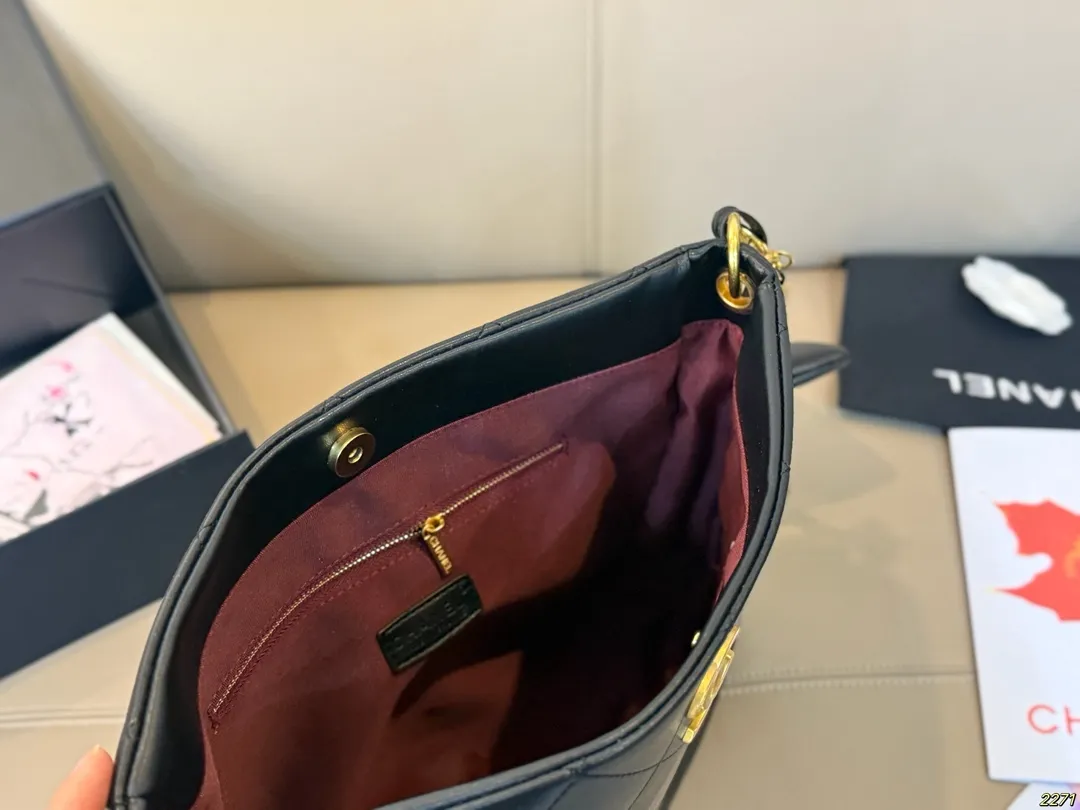 ¥150折叠盒 香奈儿CHANEL Hobo腋下包 这款觉得手拎就很好看 配休闲装很酷啊! 实物很漂亮 质感超级棒 尺寸:32 29