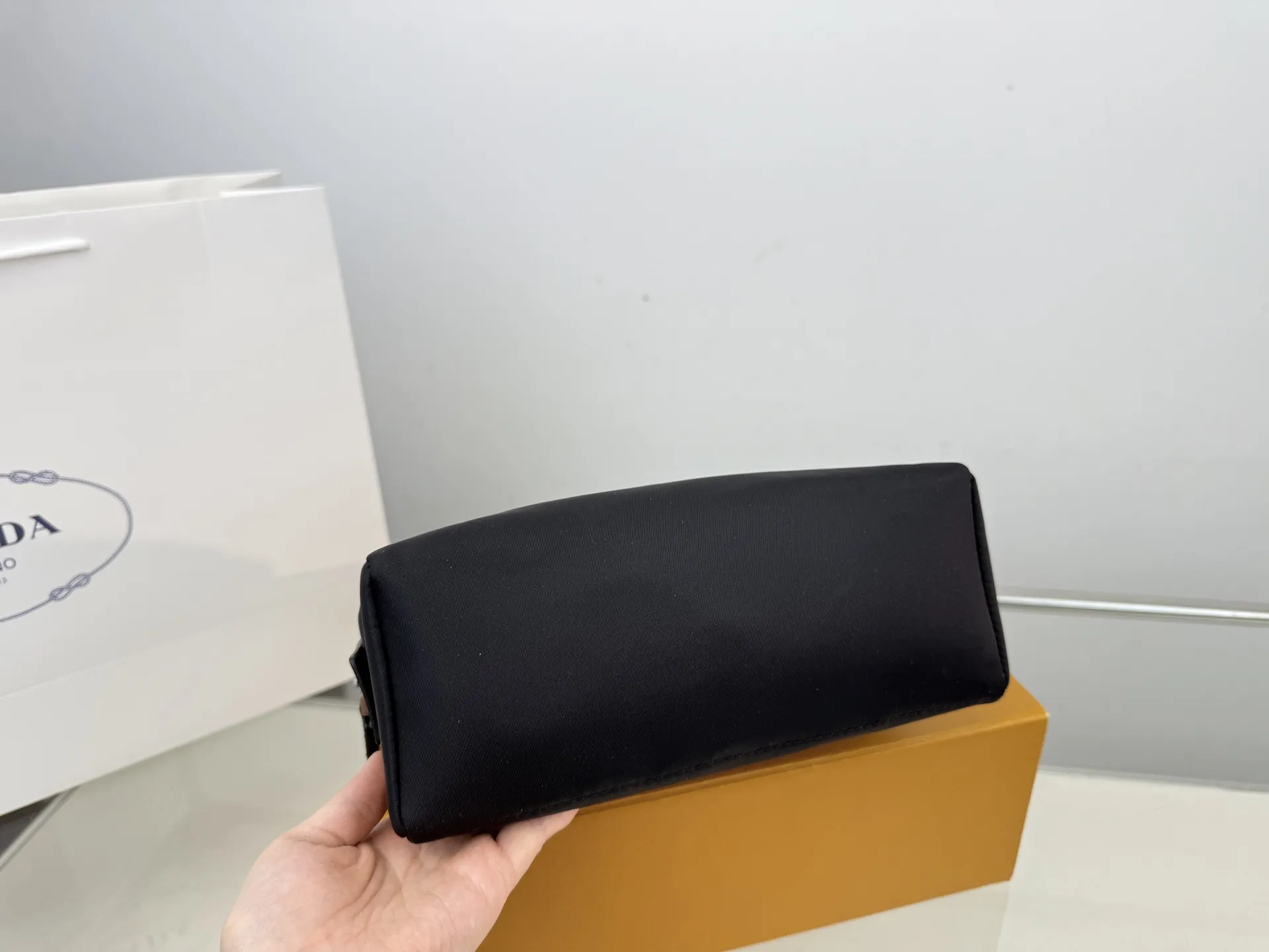 (无盒⚠️)p105 Prada 普拉达 尼龙布手拿包 手包 经典百搭 实物拍摄 原厂原版面料 size:12*22cm