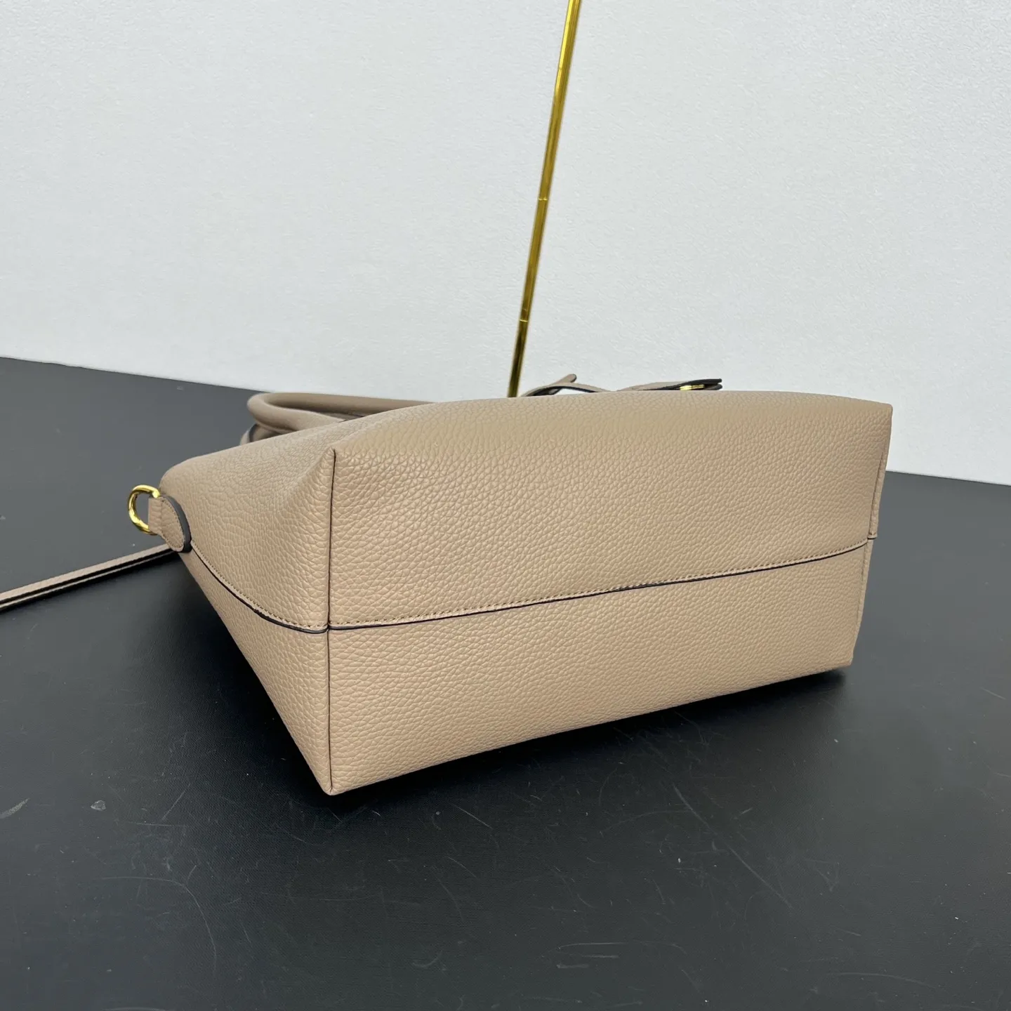 定制版💰318包邮❗ P家新款,专柜正品有售【顶级原版质量】 !型号:1BA157,尺寸:31×23×14cm 175工厂出品,必定精品 🌹配双肩带💋大荔枝纹小牛皮 皮革双提手 可拆卸可调式皮革肩带 可拆卸可调式彩色织物肩带 镀金配件 金属刻字Logo 拉牌!