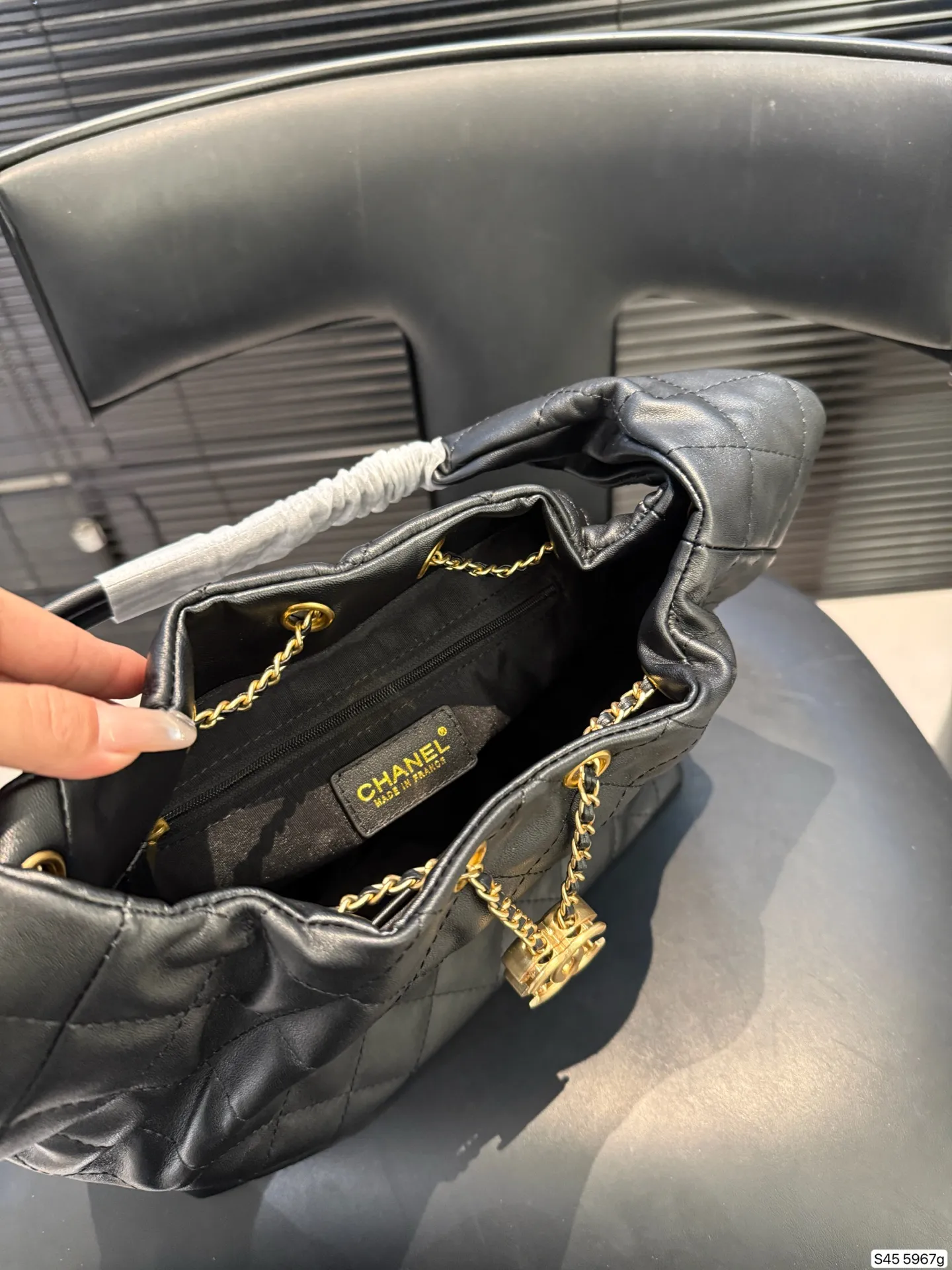 P275 香奈儿新款hobo✅行情早知道🔑少见的推荐 香奈儿2025年推出了全新的Hobo包金属双C扣和链条肩带等设计细节，结合复古与现代元素，成为备受期待的new girl。 尺寸27 21 货号5967