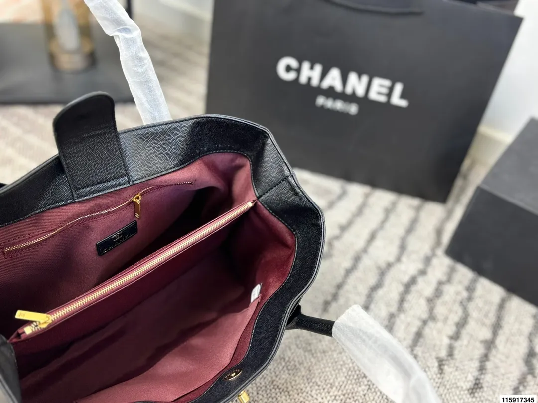 p155 尺寸36.23 Chanel 香奈儿 cerf 鱼子酱荔枝皮 公文包 经典永不过时的Cerf包型，简约大气又实用[哇R]鱼子酱牛皮耐磨耐造有质感！还是黑金配色