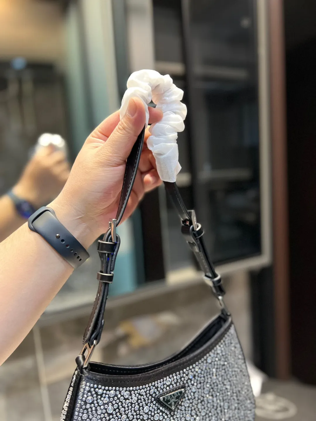 ❤️p135(礼盒包装)❤️ 普拉达腋下钻包 今年真的太流行中古腋下包了 一款sportsexy风格包包🤞🏿 超级喜欢它简单有质感的设计,上身性感而帅气,很能装而且方便啊! 无敌时髦洋气~x尺寸:24*5*16