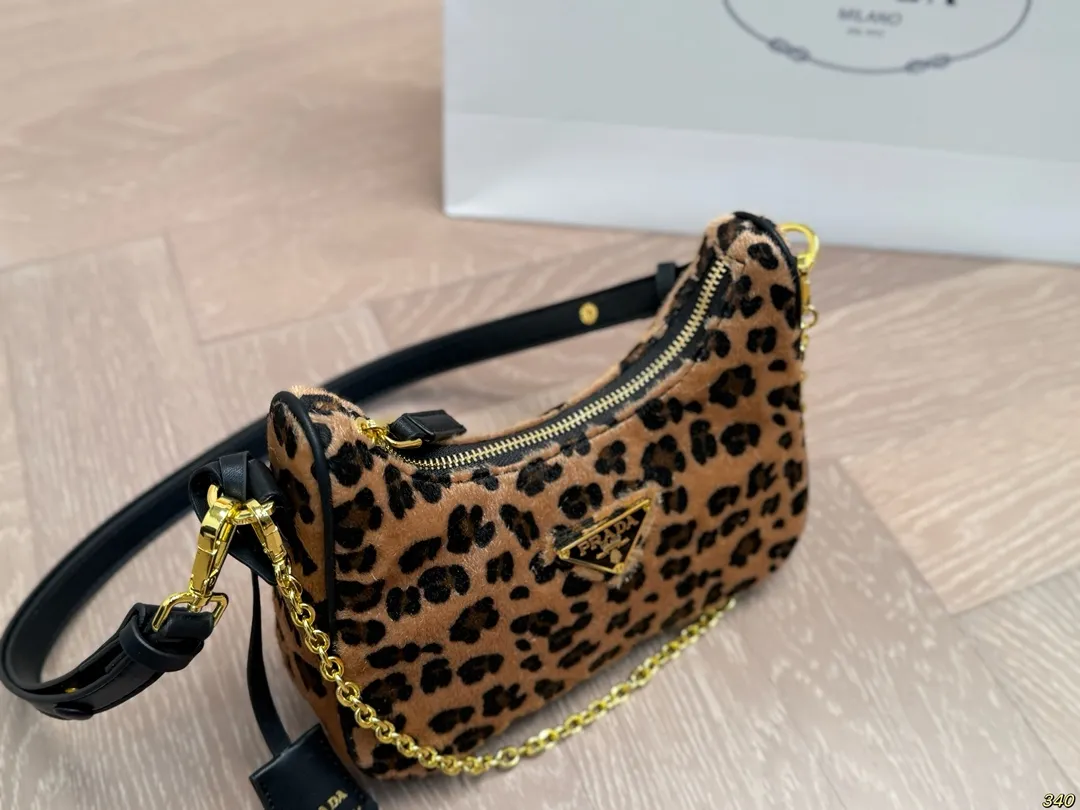 ¥130 普拉达hobo腋下包 Prada如影随形 充满了不一样的帅气感 甜酷辣妹穿搭必备 尺寸 22 12