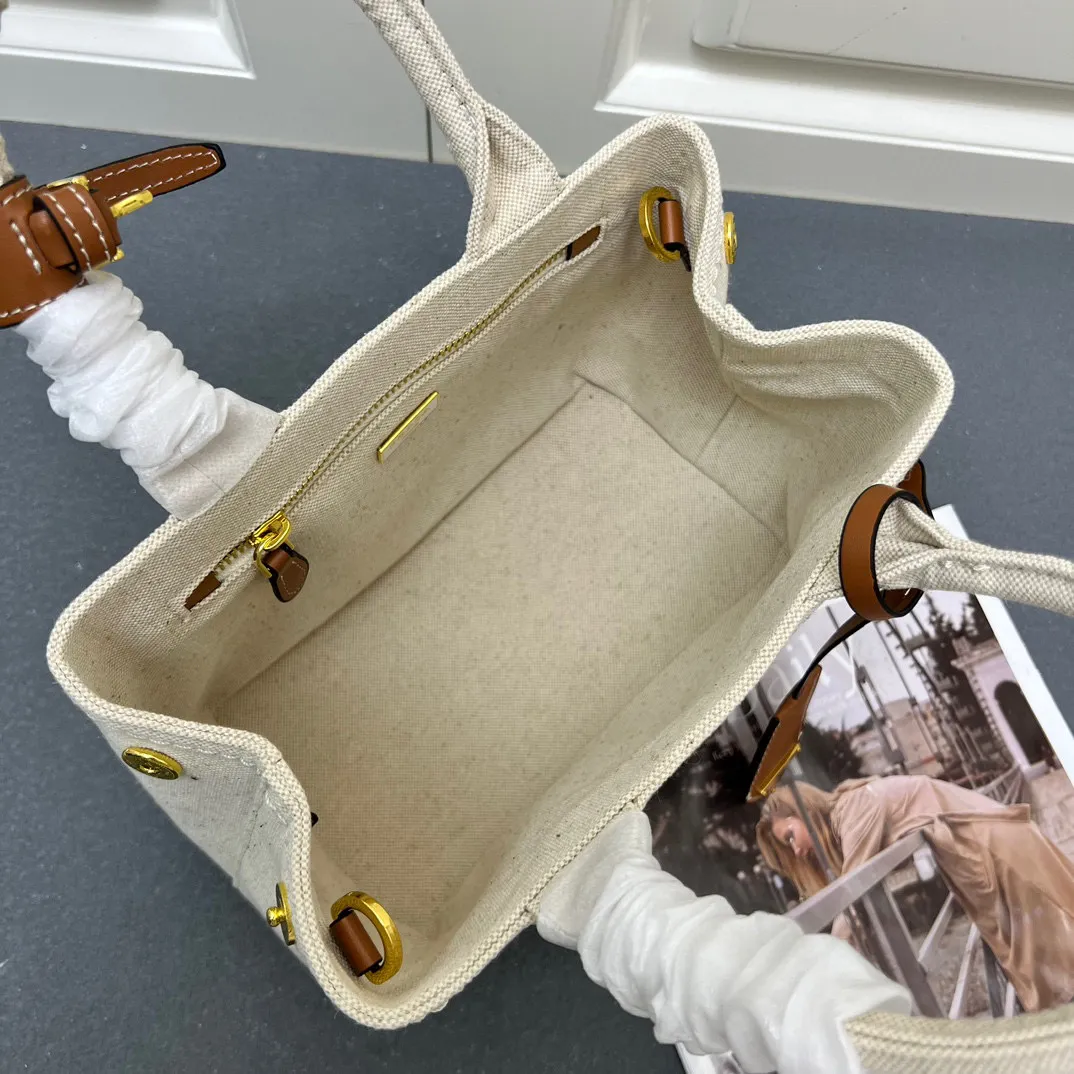 💰200包邮‼️ 新品首发*+2025summer新品亚麻混纺配皮托特包 小号 优雅时尚夏日度假风情托特包 采用亚麻混纺面料精心打造 配以牛皮双腕带 正面标志性字母徽标压花 超实用的托特包造型 配有可拆卸皮革钥匙环 简约精致内里容量超大超好用 简直是太棒了 .时尚潮人新宠 完美细节媲美砖柜超级棒5炎评价 size:25*19*15cm 型号：1BD678