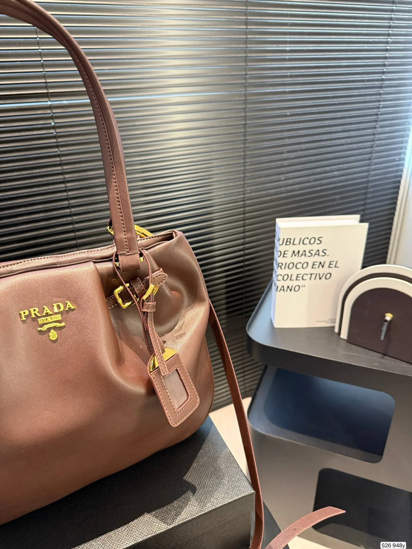 P180 普拉达 又是心动Prada的一天. 松弛慵懒的tote包真的爱惨了 上身满满的高级感！ 日常通勤必备哦！ 尺寸：33 26 货号948