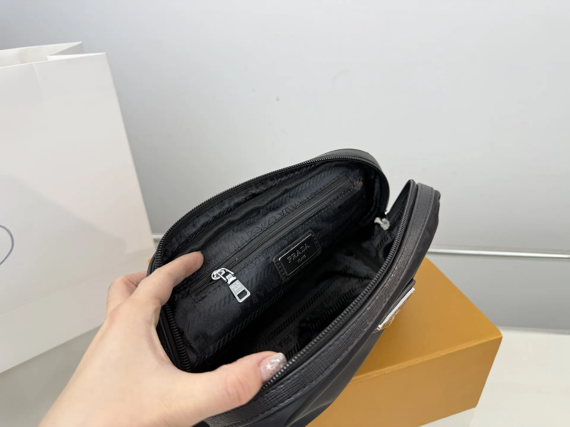 (无盒⚠️)p105 Prada 普拉达 尼龙布手拿包 手包 经典百搭 实物拍摄 原厂原版面料 size:12*22cm