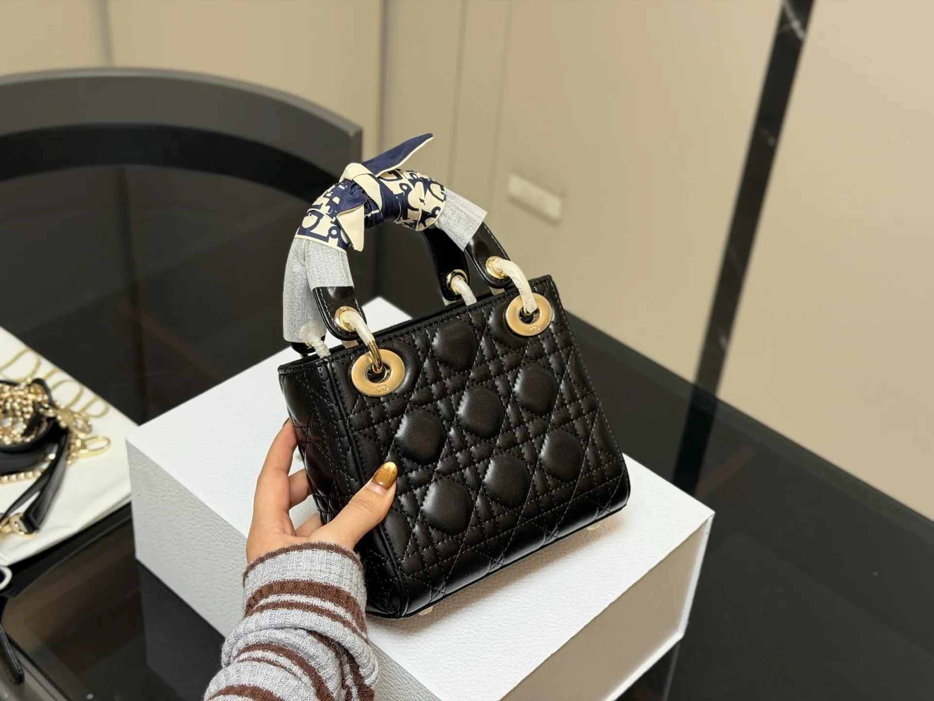 ¥205 配折叠盒 尺寸:17*13cm 高品版.升级出货 ✅ 迪奥 戴妃羊皮 每个颜色真的太好看啦 是不是都需要它!