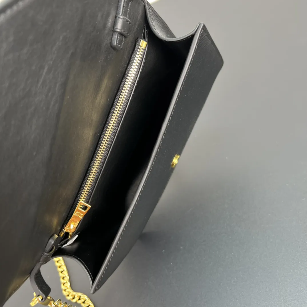 💰318包邮🉐️【顶级原单】P家🌹专柜🎉新款斜挎包🎉1BD318到货啦🎉🎉这款翻盖式单肩包采用Saffiano皮革打造,内配小羊皮。展现匠心设计,柔美设计一览无余。翻盖开合的尖端饰以涂珐琅金属三角形徽标,配有可拆卸长肩带/又可当手包😘😘精致的迷人魅力,简约大气,值得拥有。赶紧入手吧🎉🎉尺寸:长21.5x高14x底4cm🎉🎉🎉👏👏