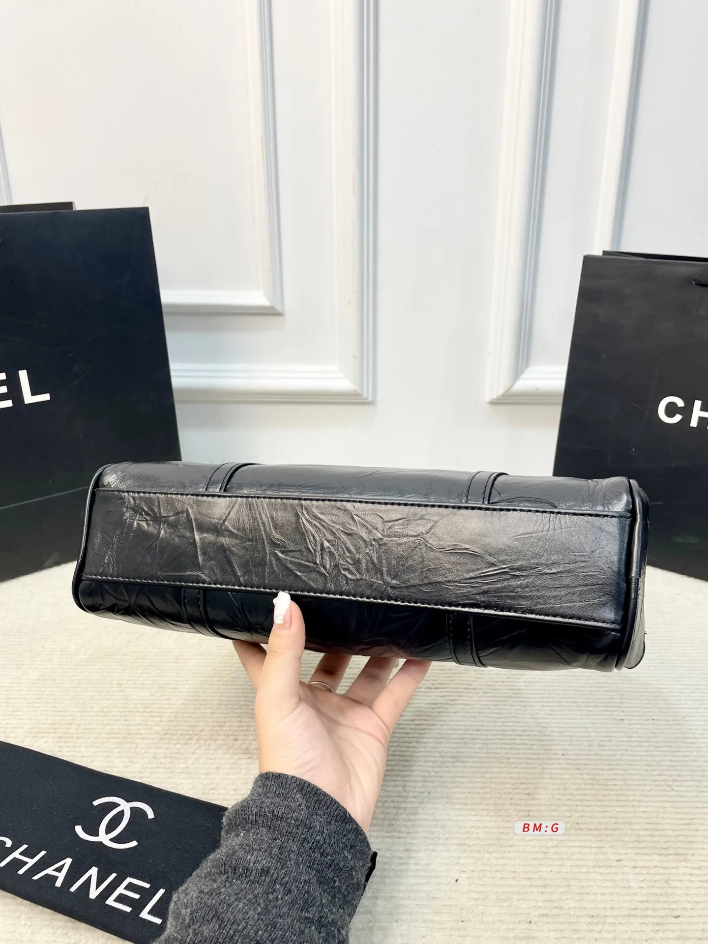💰225 香奈儿黑色油蜡皮保龄球包,经典弧形设计,油蜡皮自带褶皱纹理,复古又高级✨。正面金属双C Logo超有辨识度,拉链开合更安全。内部空间合理,通勤休闲都能装。手柄弧形,手提肩背都OK,实用又时髦。 尺寸:31*9*16.5