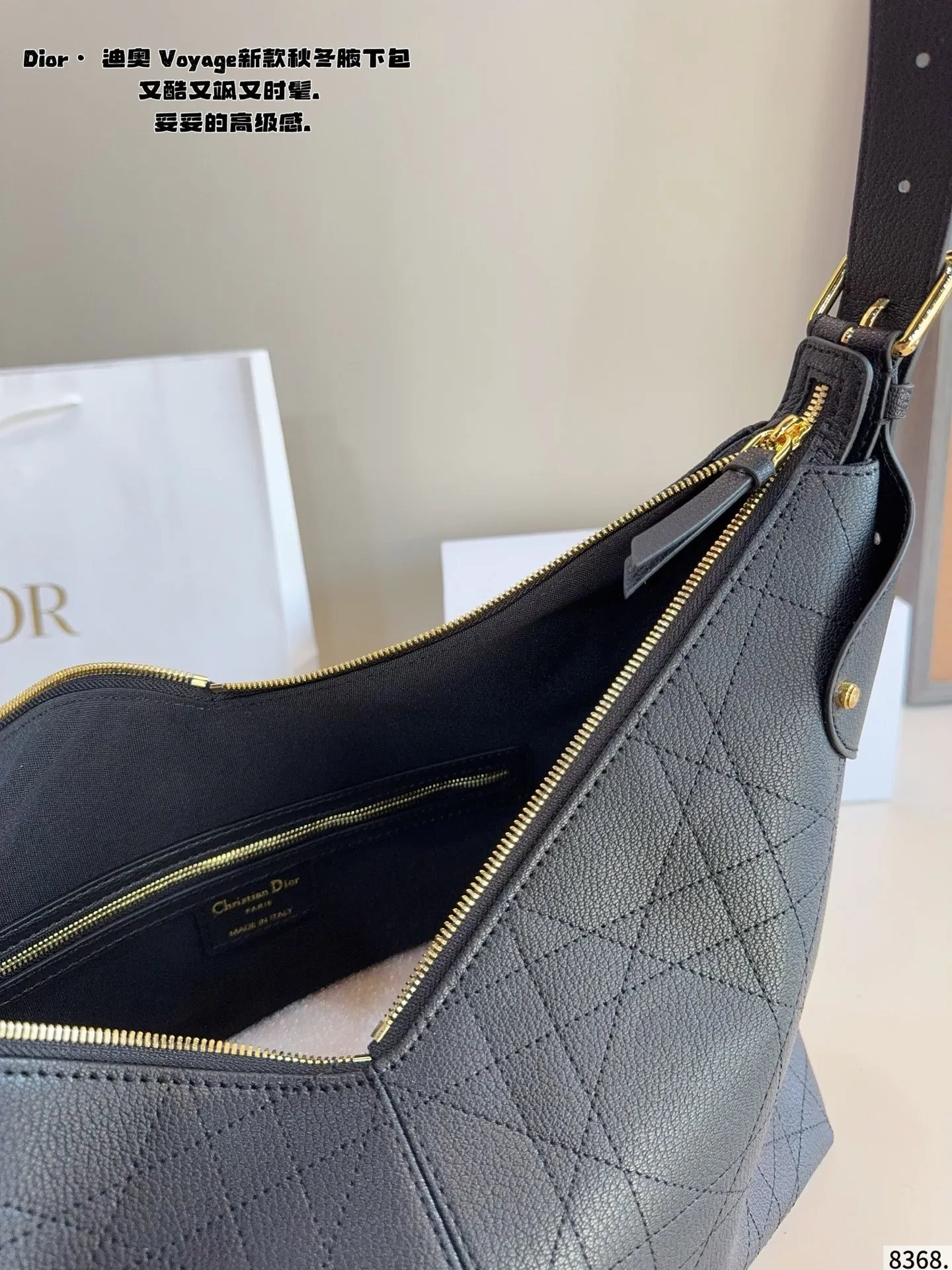 p210 又发现新款啦🤩Dior Voyage秋冬系列腋下包 又是一个迪奥新款腋下包，直接击中心巴上[哇R] 自带松弛感，包形柔软又随意～ 复古的粒面牛皮，经典藤纹格，双拉链设计～ 整体高级又时髦，精致感满满的字母吊坠～ 细节非常到位，超大的容量，自用很轻便哇 背上身满满的松弛感哇尺寸：36*13*29cm