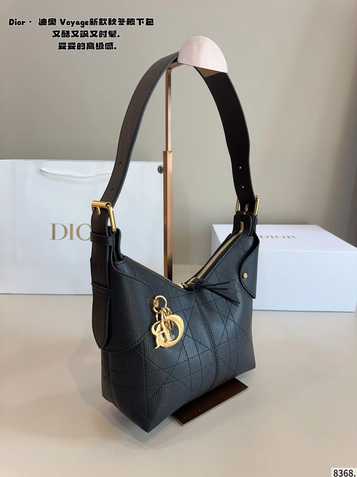 p200配礼盒🎁. 又发现新款啦🤩Dior Voyage秋冬系列腋下包 又是一个迪奥新款腋下包，直接击中心巴上[哇R] 自带松弛感，包形柔软又随意～ 复古的粒面牛皮，经典藤纹格，双拉链设计～ 整体高级又时髦，精致感满满的字母吊坠～ 细节非常到位，超大的容量，自用很轻便哇 背上身满满的松弛感哇尺寸：21*9*20cm