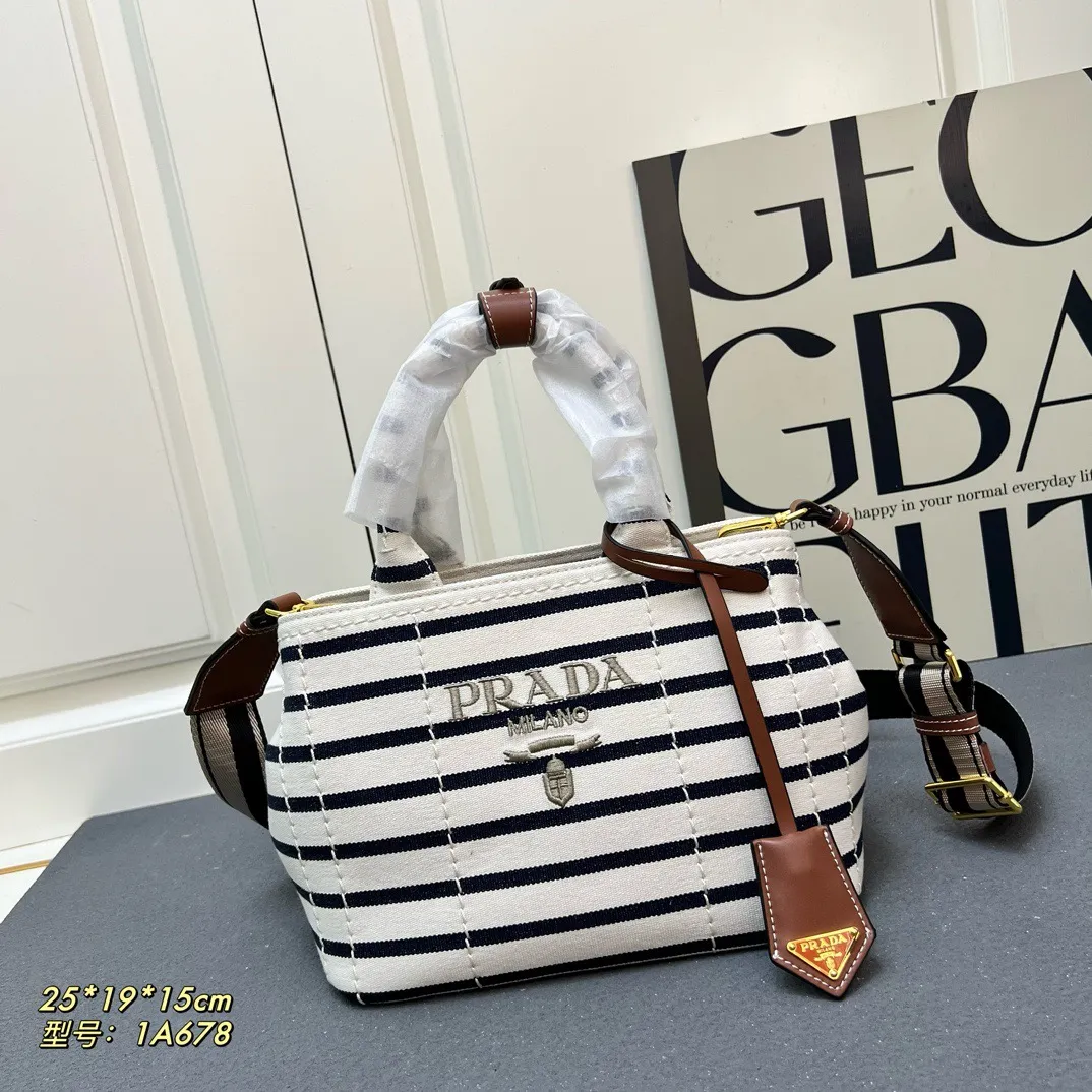 💰200包邮❗ 2025summer新品亚麻混纺配皮托特包小号 优雅时尚夏日度假风情托特包 采用亚麻混纺面料精心打造 配以牛皮双腕带 正面标志性字母徽标压花 超实用的托特包造型 配有可拆卸皮革钥匙环 简约精致内里容量超大超好用 简直是太棒了 .时尚潮人新宠 完美细节媲美砖柜超级棒5炎评价 size:25*19*15cm 型号:1A678