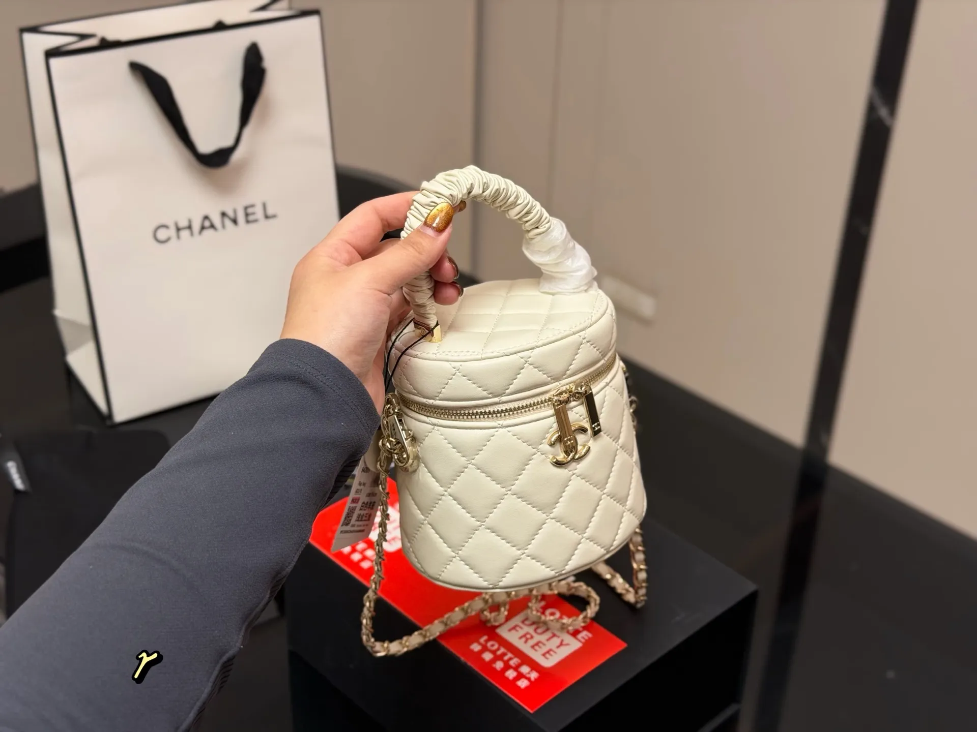 ¥165 折叠盒 香奈儿Chanel 是美到炸裂的水桶包!! 很精致,容量也超级力! 手机纸巾卡 包唇膏绝无问题,精致得不行! 而且.上身效果棒棒的,链子长度刚好, 取东西 超方便 上身效果不错,不挑人,轻巧, 容量大,肯定实用! 尺寸:13.13cm